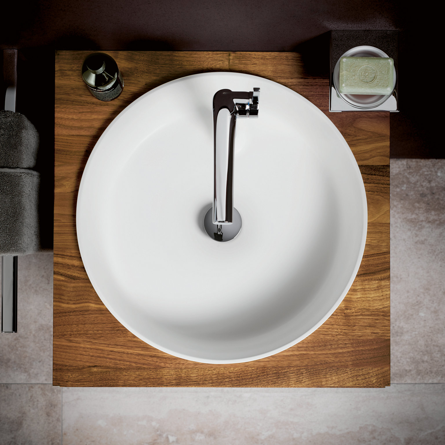 Waschtischunterbau in Nussbaum mit Waschtisch und Einhebel-Waschtischmischer der Edition Lignatur und Accessoires der Edition 400
