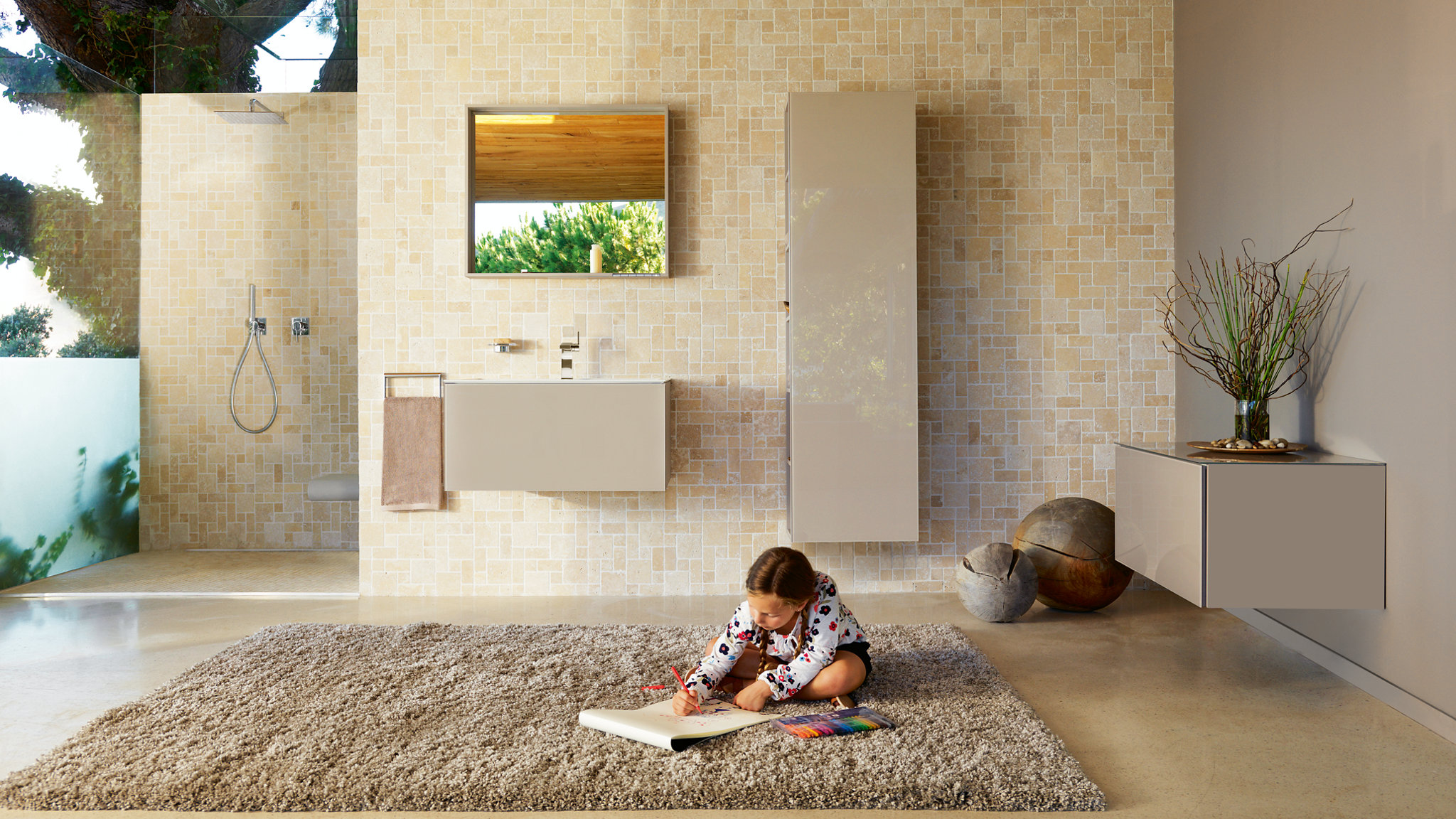 Mädchen auf Flokatiteppich im Badezimmer mit X-Line Badmöbeln in Cashmere
