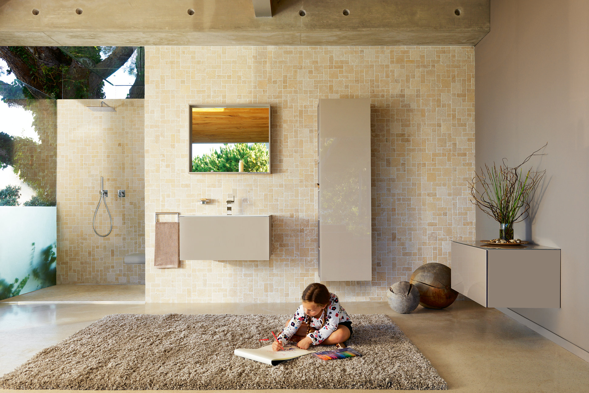 Mädchen auf Flokatiteppich im Badezimmer mit X-Line Badmöbeln in Cashmere