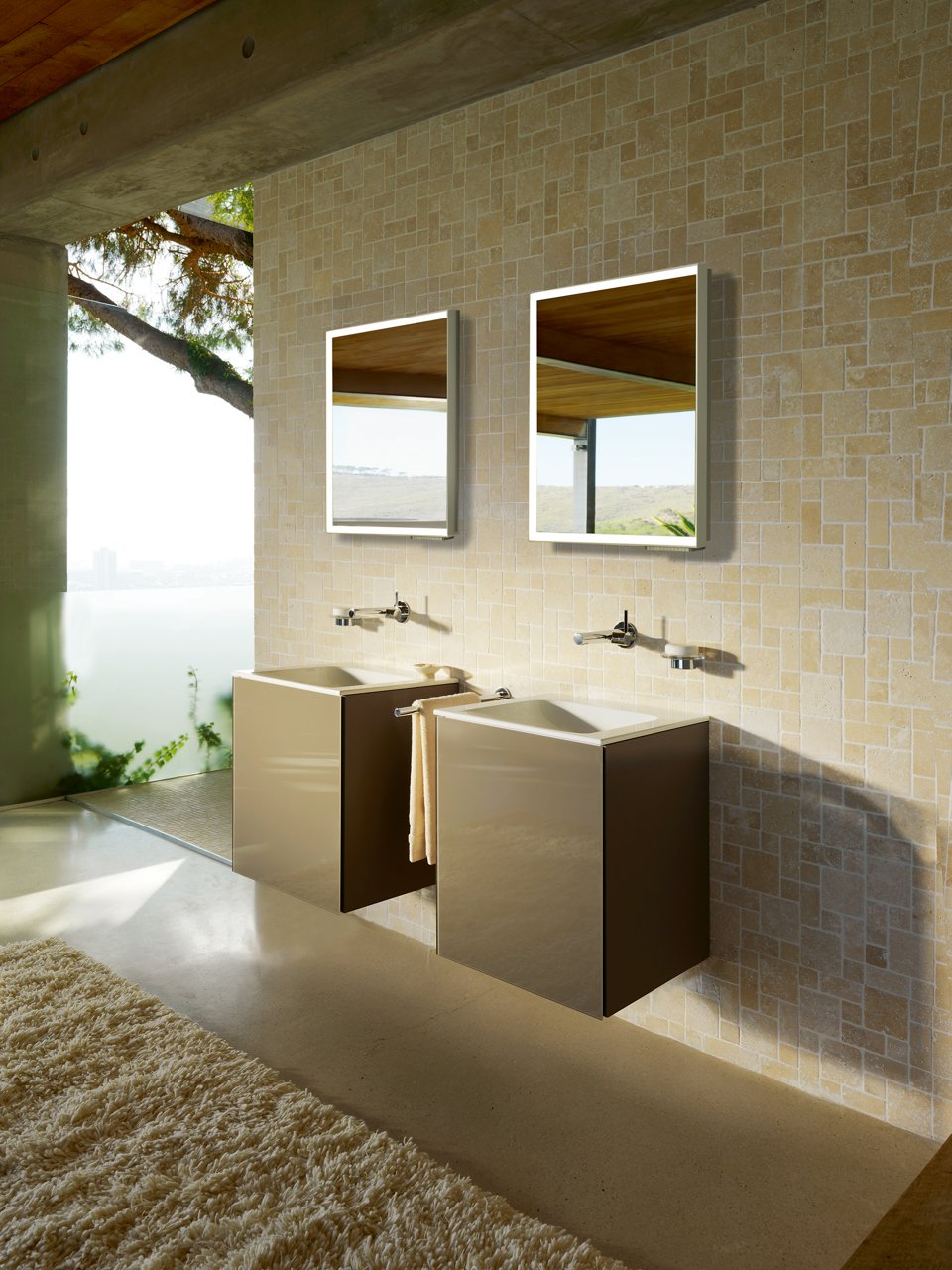 X-Line Lichtspiegel über Waschtischen mit Waschtischunterbauten auf Bodengestell in Trüffel mit Plan Accessoires und IXMO UP Armatur