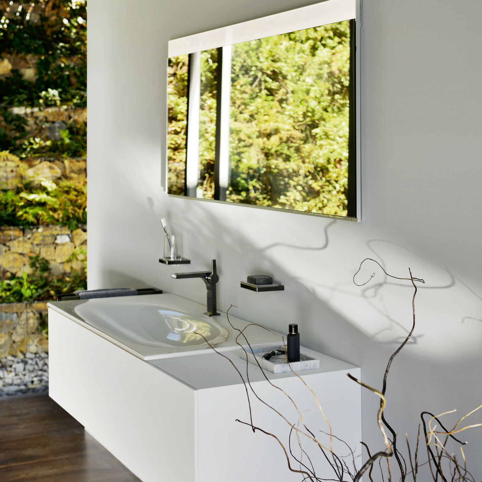 Waschtischarmatur und Accessoires der Edition 11 in Schwarzchrom und Lichtspiegel 