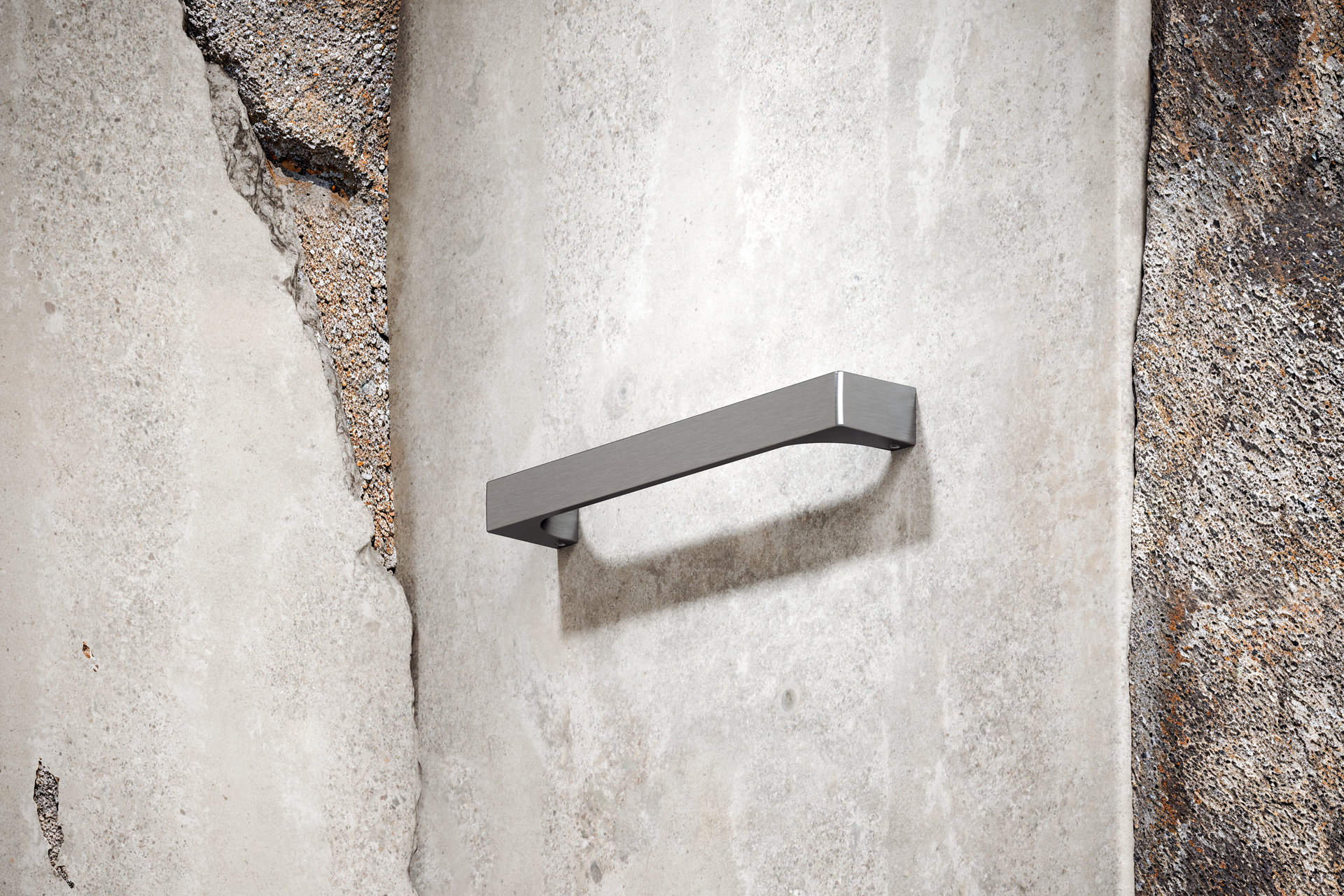 EDITION 11 grab bar in stainless steel finish