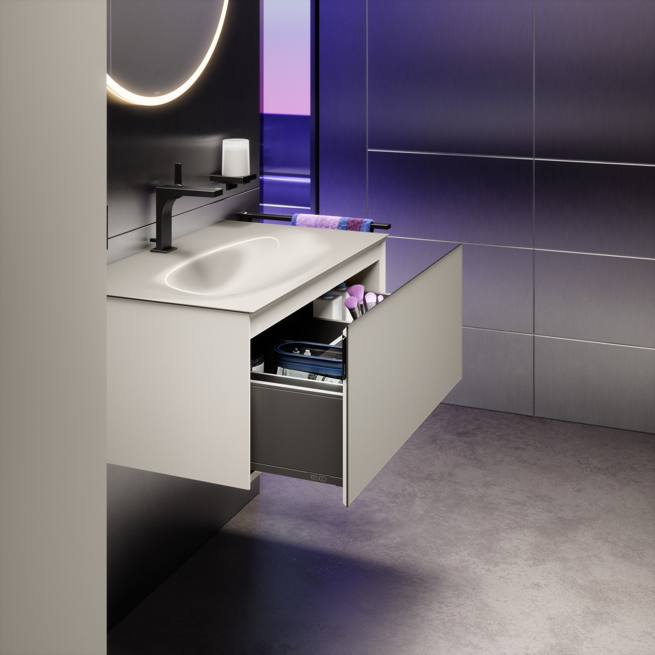 Geöffneter EDITION 11 ART Waschtischunterbau in der Farbe Manhattan mit EDITION 11 Armatur und Accessoires in Titanschwarz gebürstet