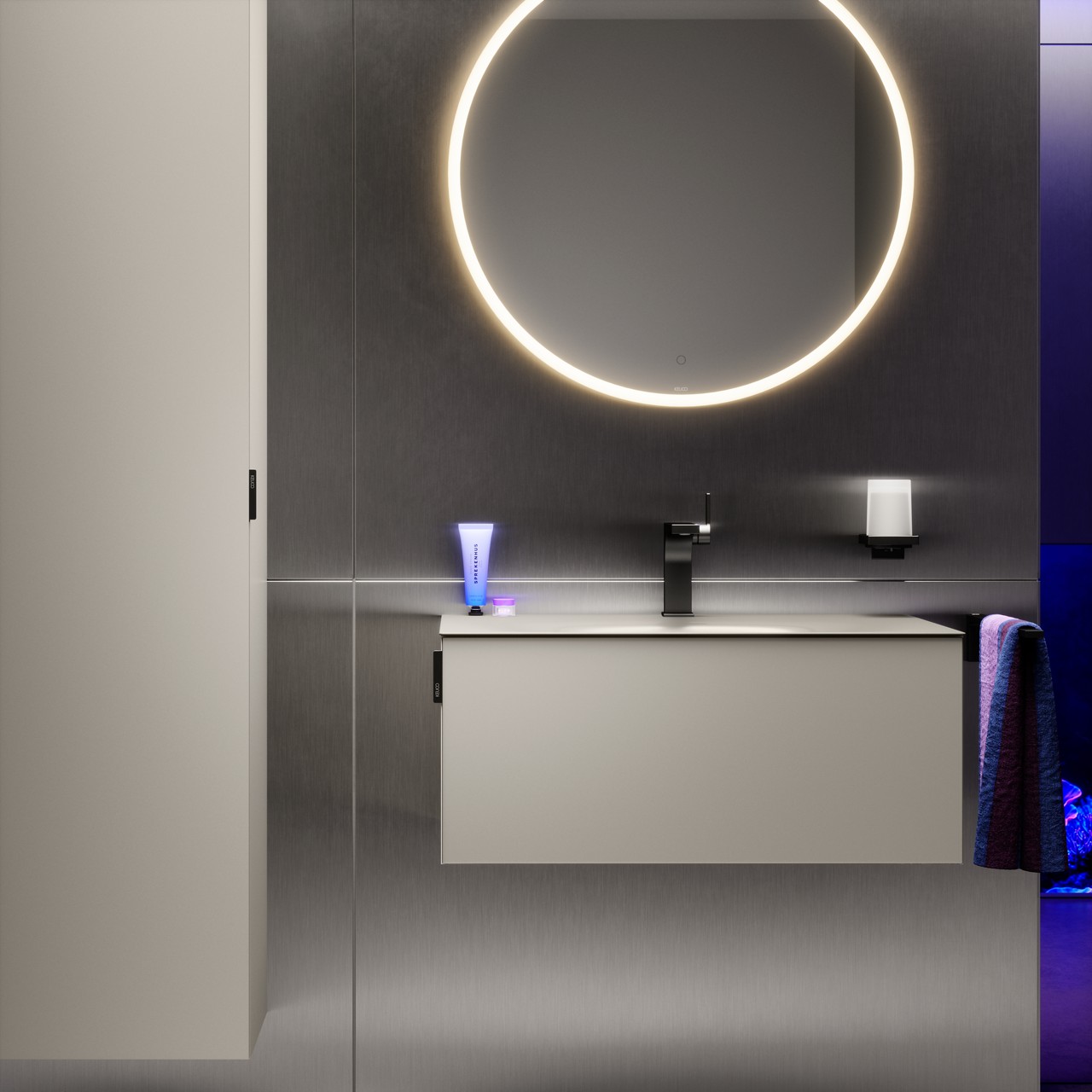 EDITION 11 ART Waschtischunterbau und Hochschrank in der Farbe Manhattan mit rundem Lichtspiegel, EDITION 11 Armatur und Accessoires in Titanschwarz gebürstet