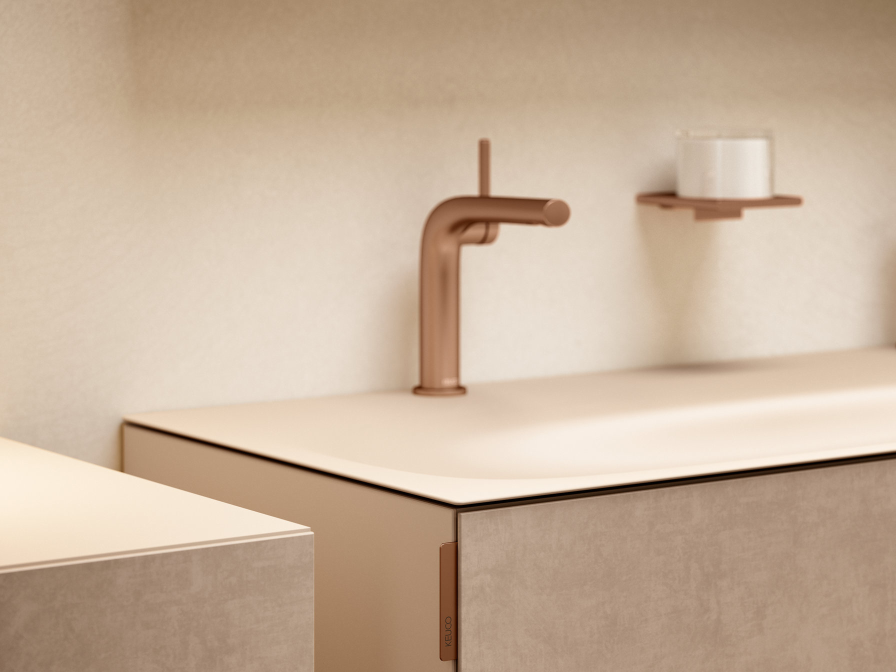 Sandfarbener Waschtischunterbau EDITION 11 ART mit EDITON 400 Armatur und Accessoire in Rotgold