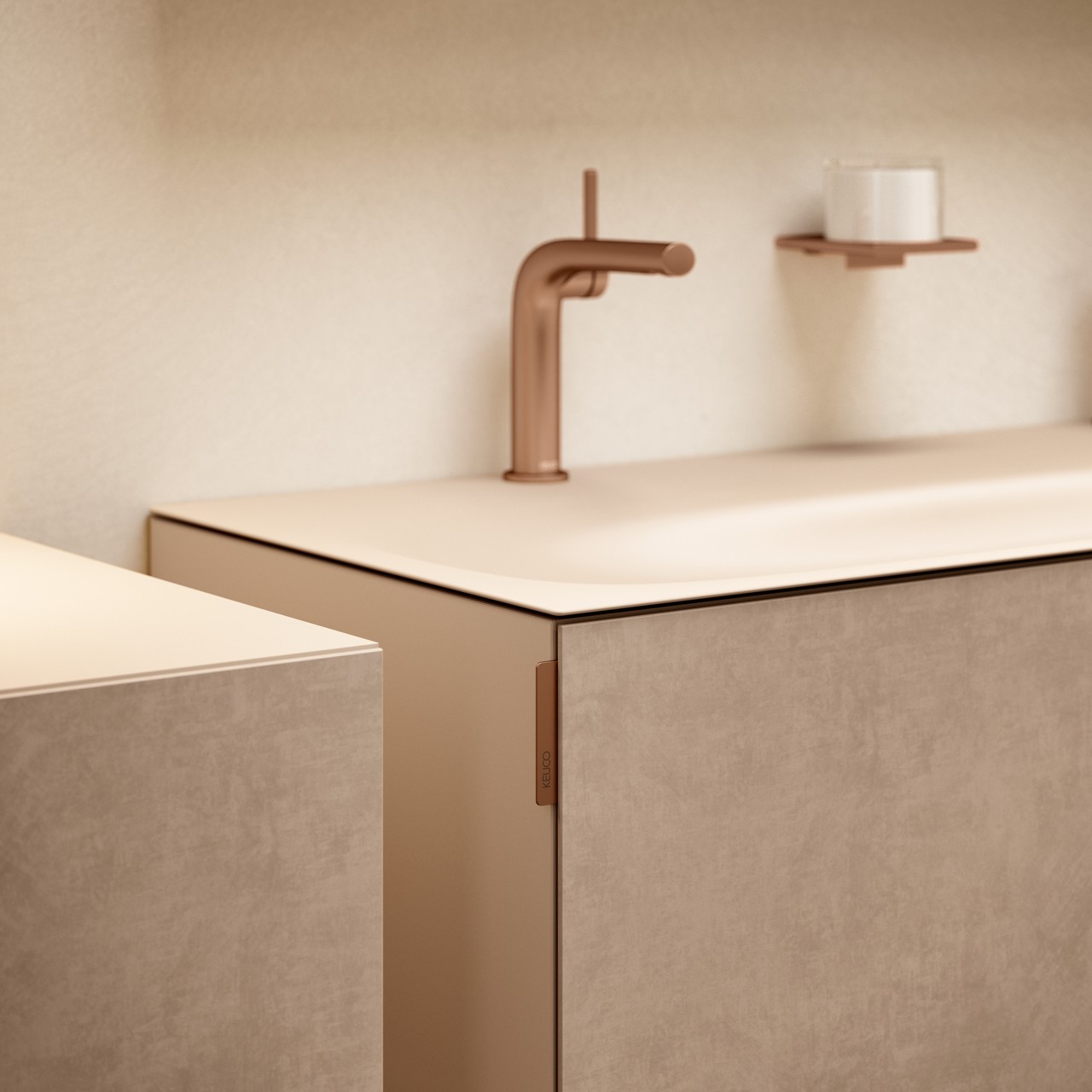 Sandfarbener Waschtischunterbau EDITION 11 ART mit EDITON 400 Armatur und Accessoire in Rotgold