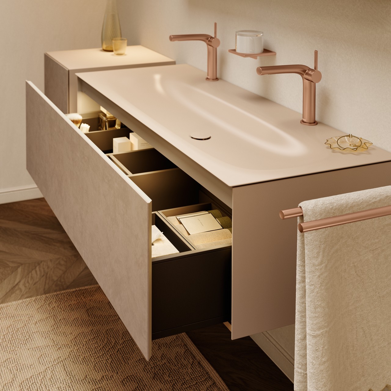 Geöffneter sandfarbener Waschtischunterbau EDITION 11 ART mit Armaturen und Accessoires der EDITION 400