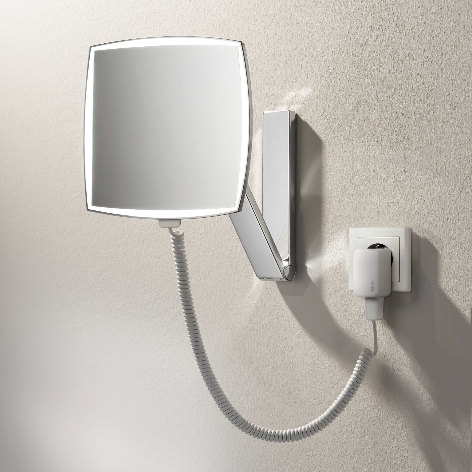 Der mit LED beleuchtete iLook_move Kosmetikspiegel mit Spiralkabel und Kabelschalter