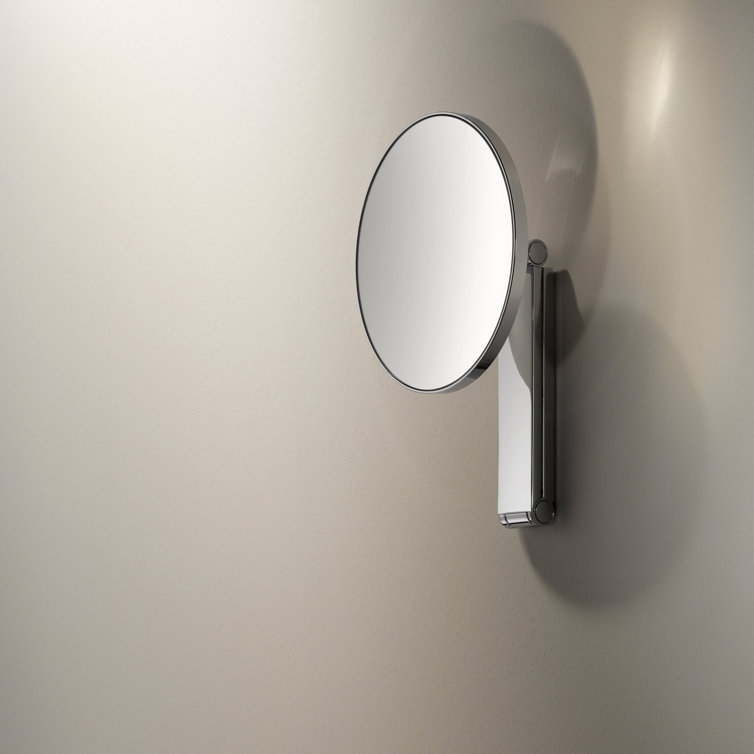 Seitliche Ansicht des runden, unbeleuchteten iLook_move Kosmetikspiegel an der Wand befestigt