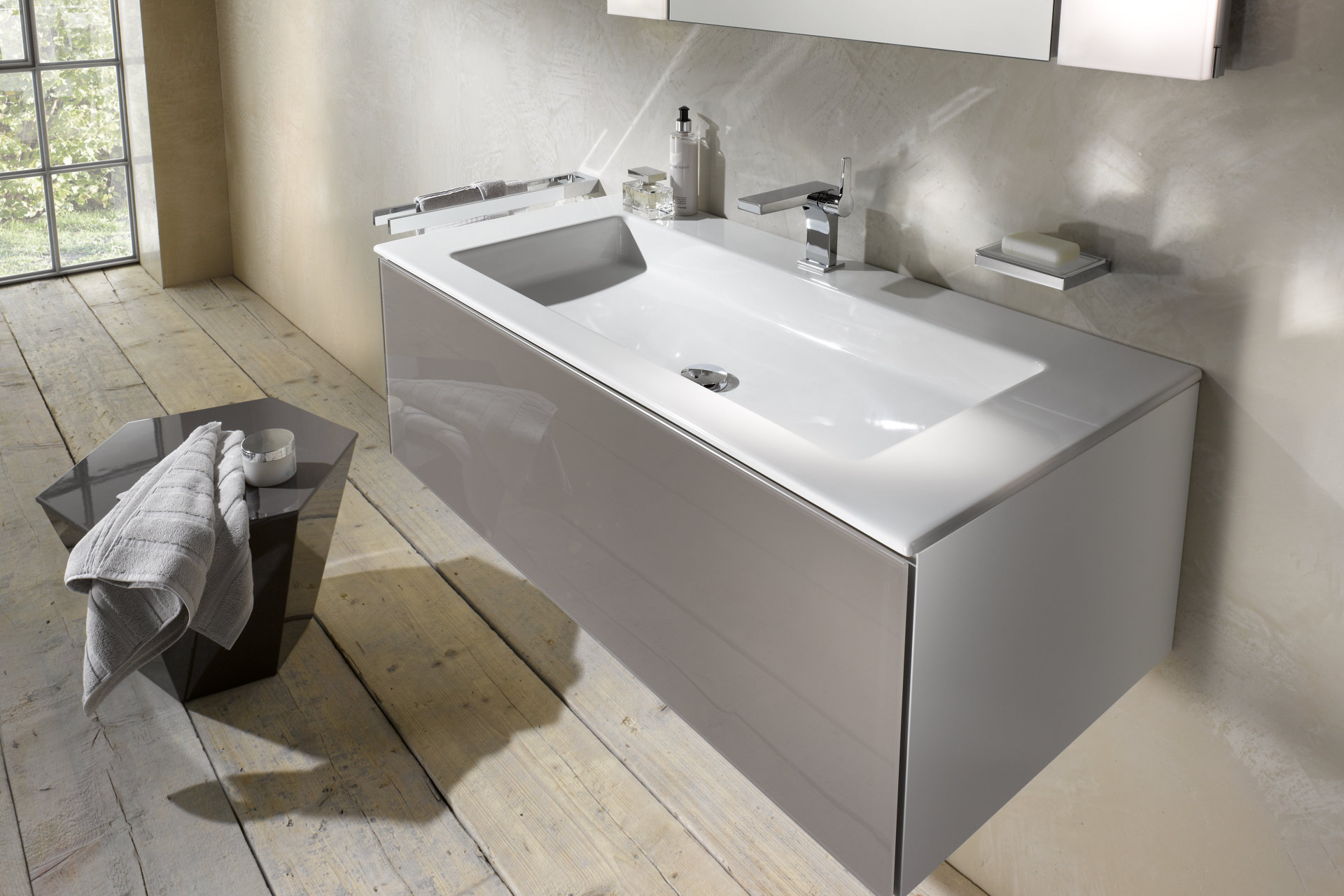 Edition 11 Waschtisch mit Waschtischunterbau in Trüffel mit Edition 11 Accessoires und schwarzem Ablagetisch mit Handtuch