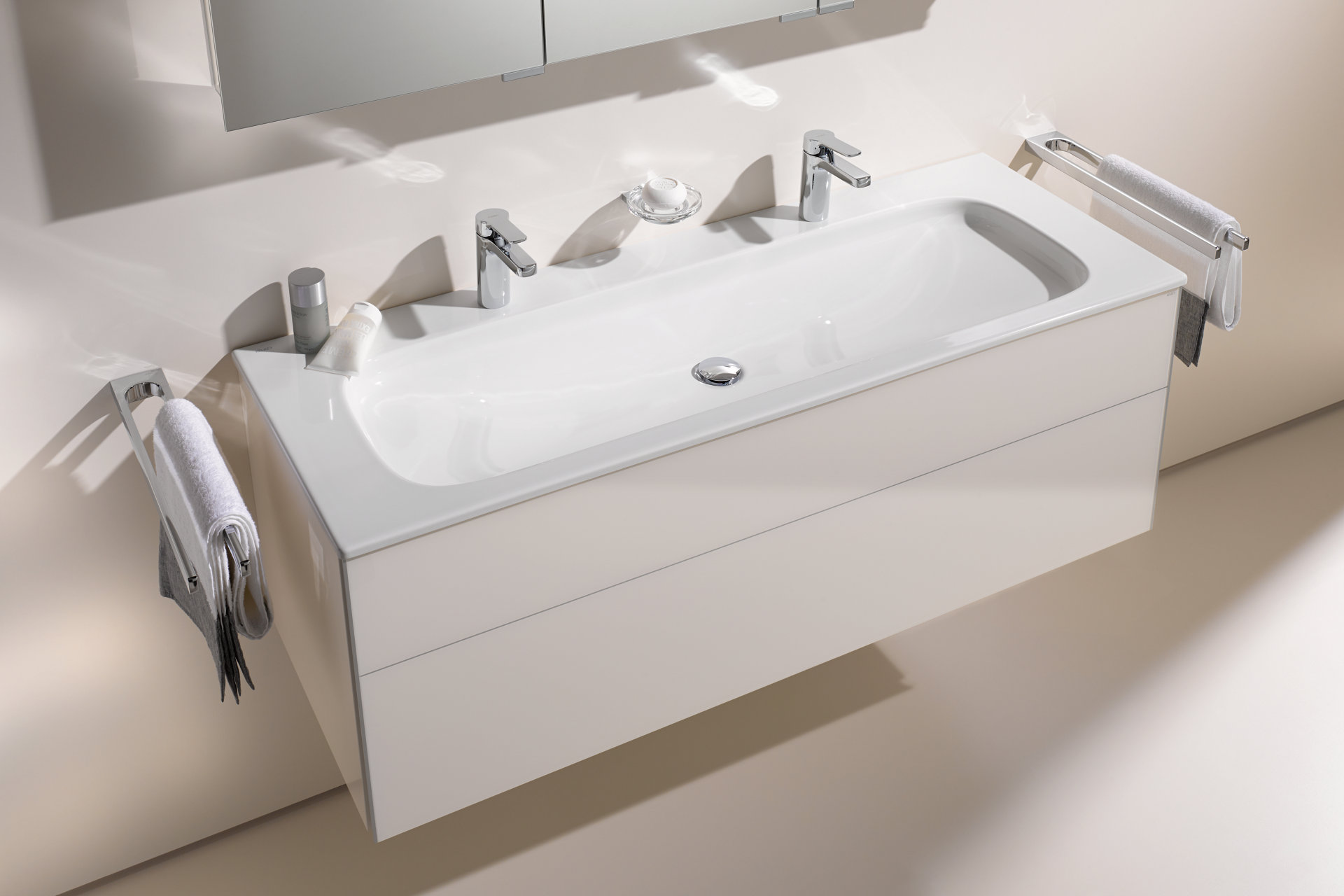 Waschtischunterbau Royal Reflex mit Spiegelschrank Royal L 1 mit Armaturen und Accessoires der Collection Moll
