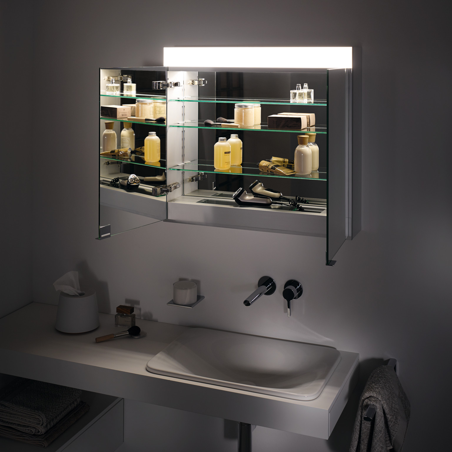 Edition 400 beleuchteter und geöffneter Einbau-Spiegelschrank über Waschtisch mit Accessoires