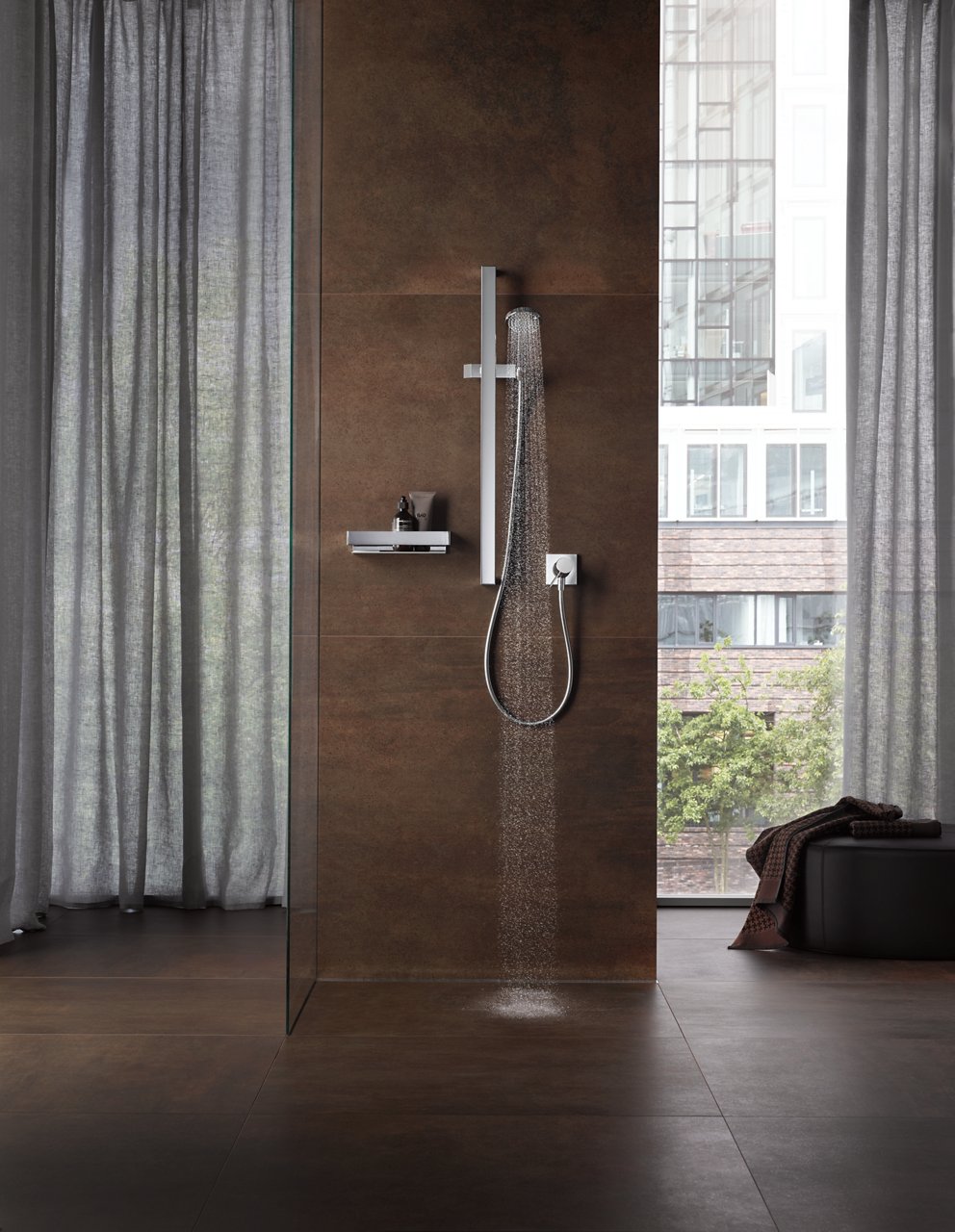 Dusche mit Brause-Set der Edition 11 mit Wasserschauer, IXMO Pure Einhebelmischer und Edition 11 Duschablage