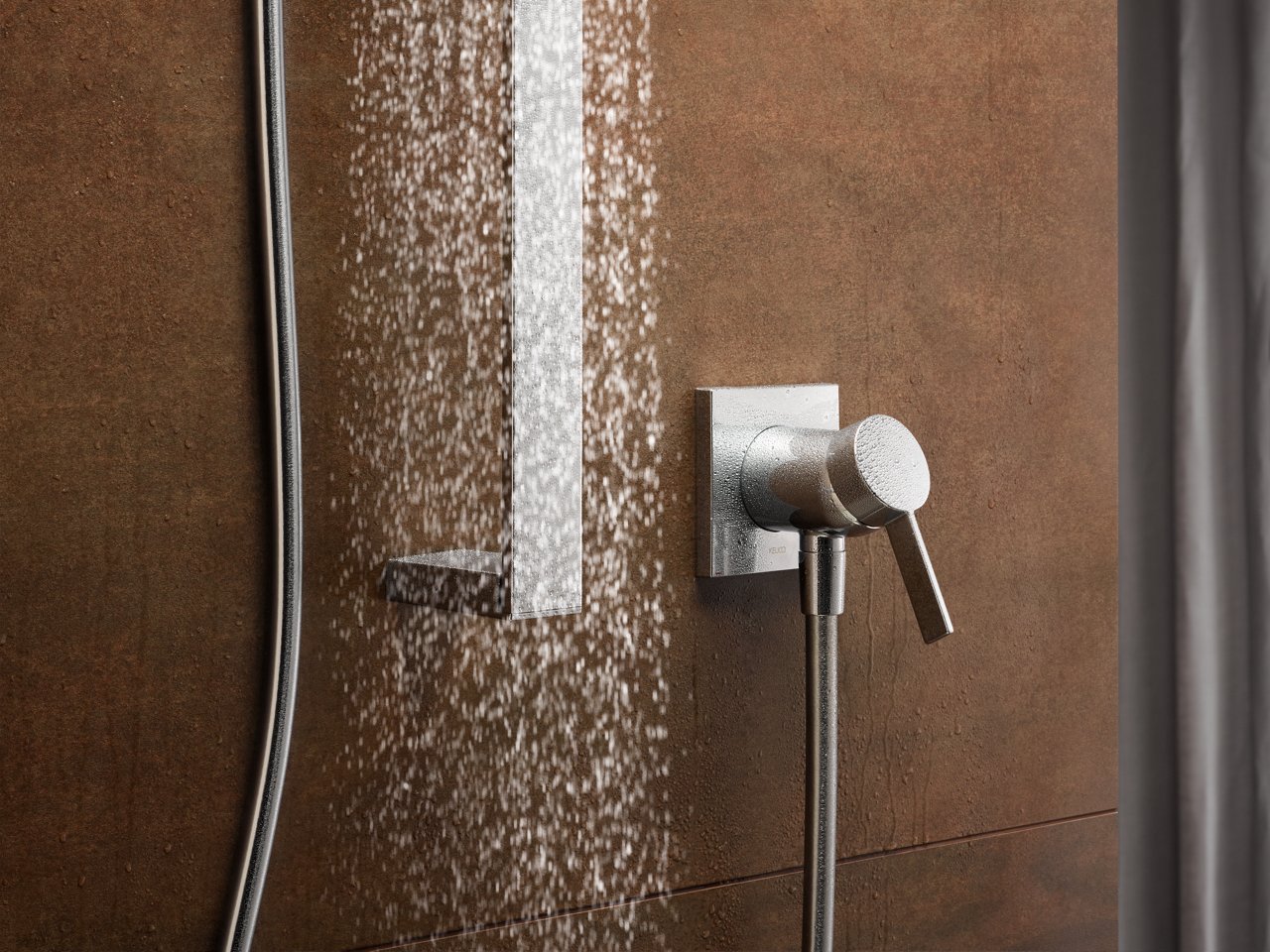 IXMO Pure Einhebelmischer mit Schlauchanschluss und eckiger Rosette neben Wasserschauer in Dusche