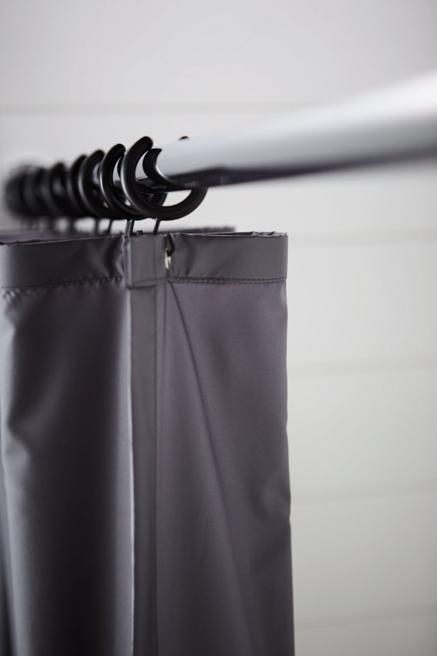 Anneaux de rideau de douche Collection Plan noirs en détail avec rideau et barre de douche