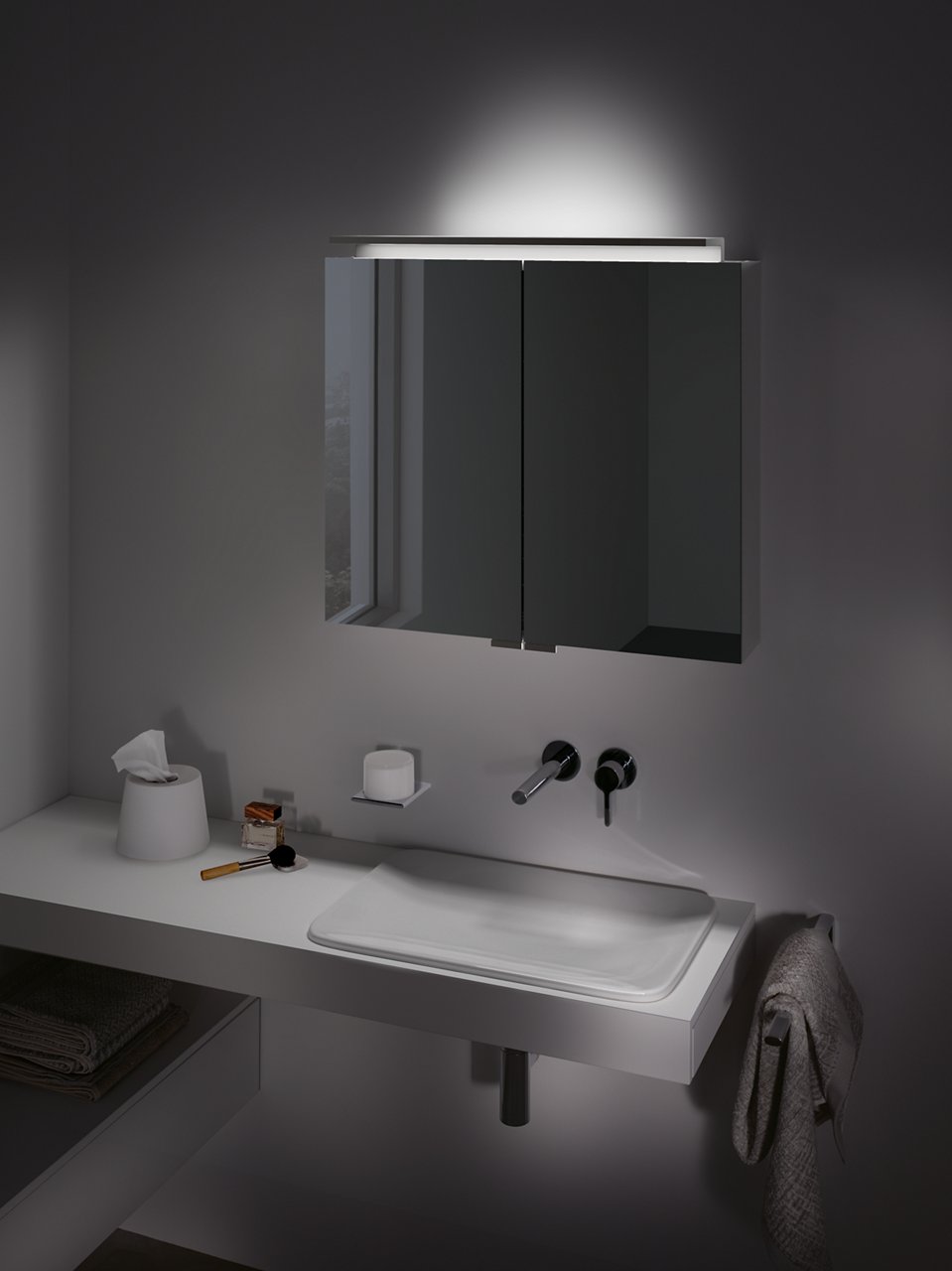 Royal L1 Spiegelschrank mit Nachtbeleuchtung oben, über einer Edition 11 Waschtischplatte mit Waschtisch und Accessoires