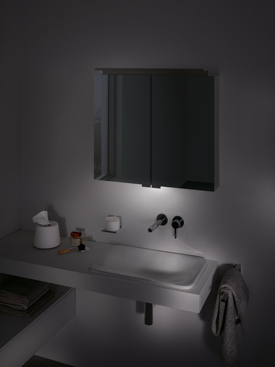 Royal L1 Spiegelschrank mit Nachtbeleuchtung unten, über einer Edition 11 Waschtischplatte mit Waschtisch und Accessoires