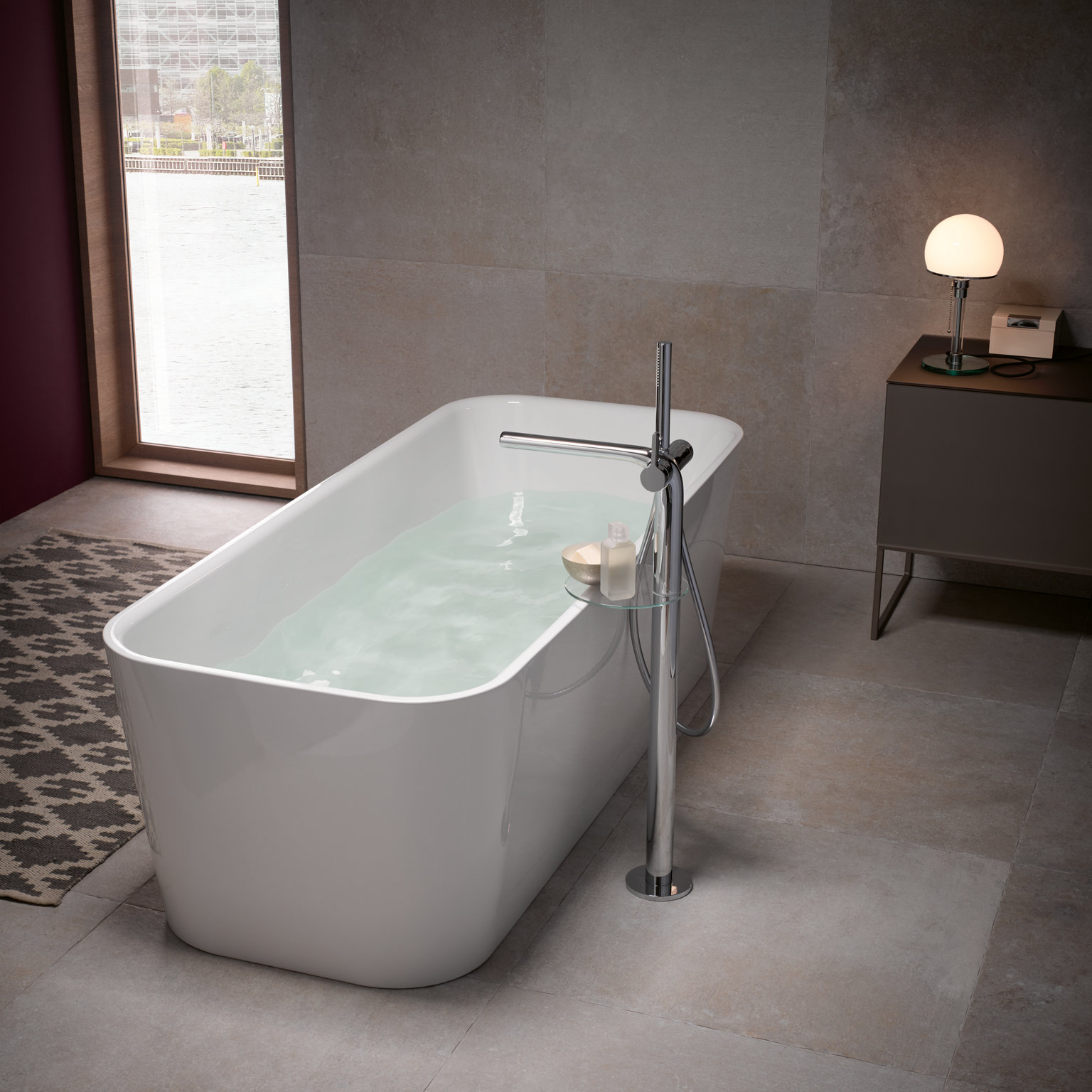 Bodenstehender Einhebel-Wannenmischer der Edition 400 an Badewanne