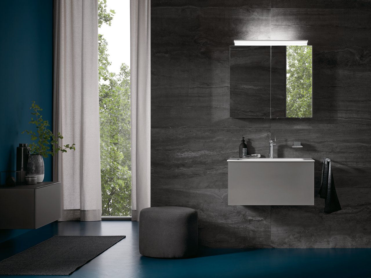 Beleuchteter Spiegelschrank Royal L1 und X-Line Waschtisch und Waschtischunterbau mit IXMO Waschtischmischer und Accessoires der Edition 400