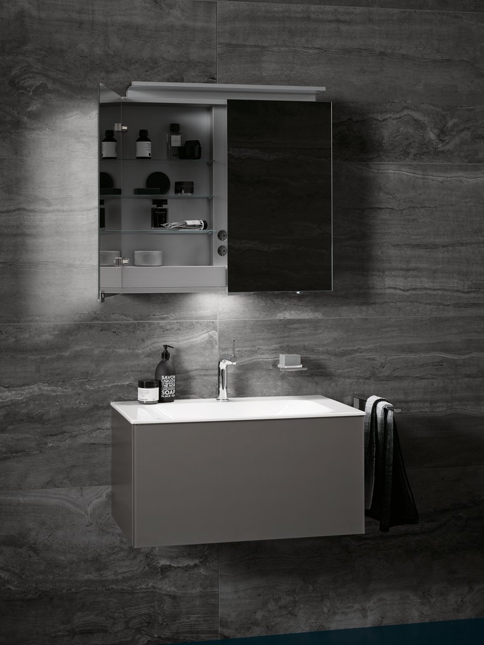 Offener Royal L1 Spiegelschrank mit Beleuchtung unten über X-Line Waschtischunterbau sowie Armatur und Accessoires von Edition 400