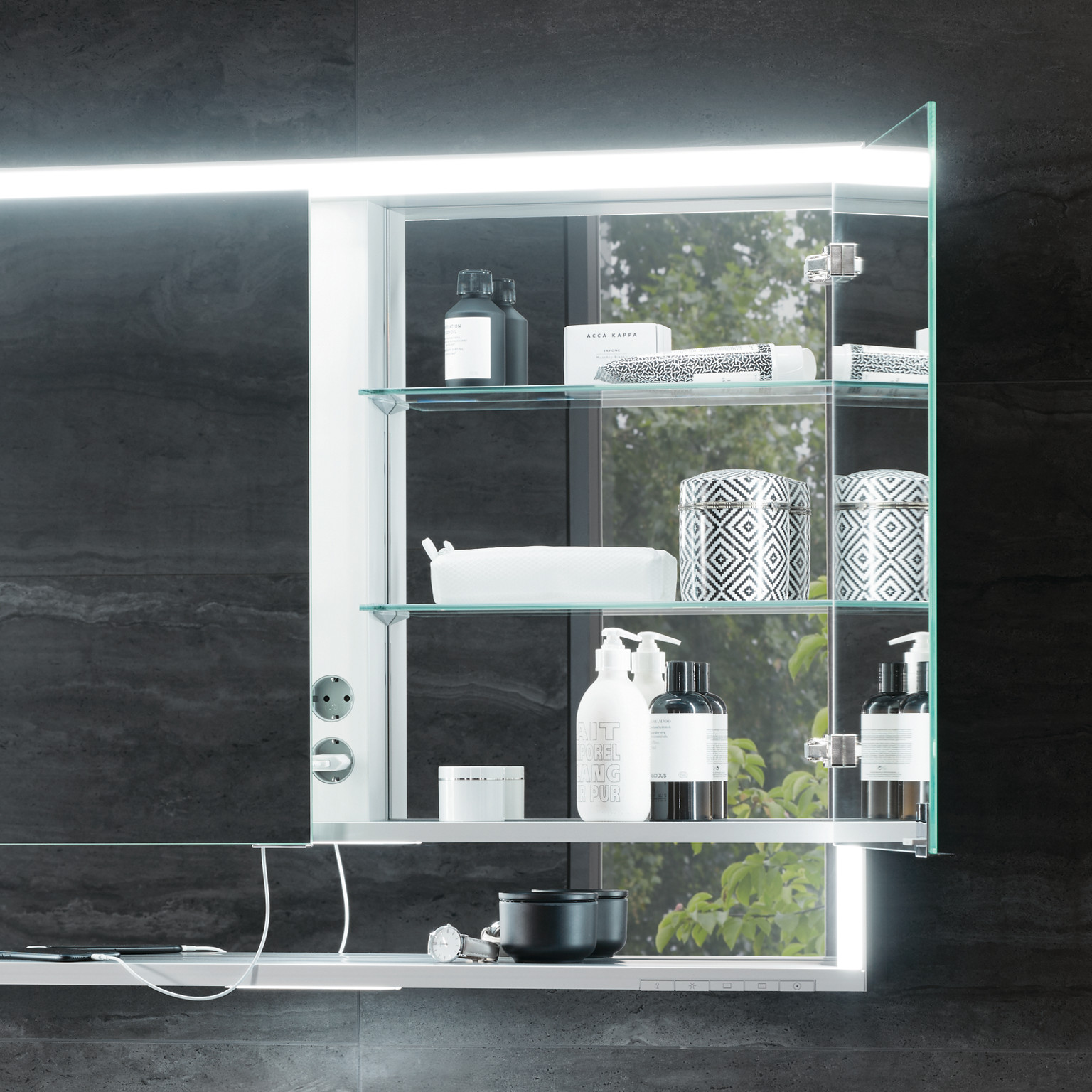 Ixmo Armatur mit Royal Lumos Spiegelschrank und X-Line Waschtischunterbau