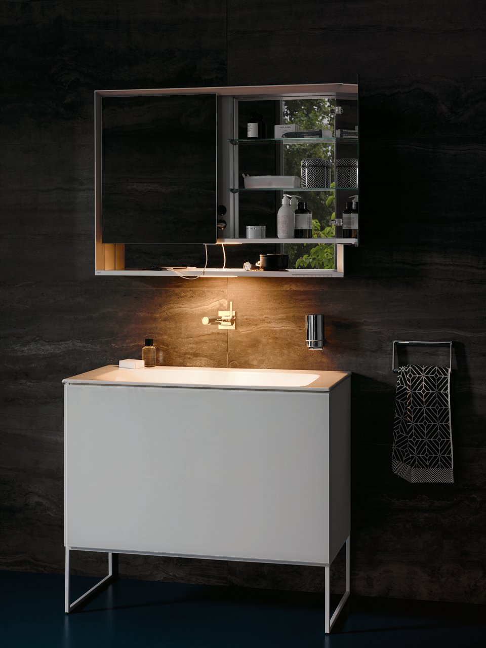 Beleuchteter Spiegelschrank Royal L1 und X-Line Waschtisch und Waschtischunterbau mit IXMO Waschtischmischer und Accessoires der Edition 400