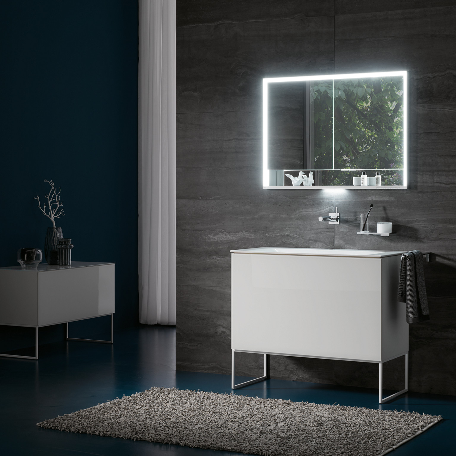 Royal Lumos Spiegelschrank mit kühler Beleuchtung und X-Line Waschtischunterbau mit Bodengestell, Edition 400 Accessoires sowie IXMO Armatur