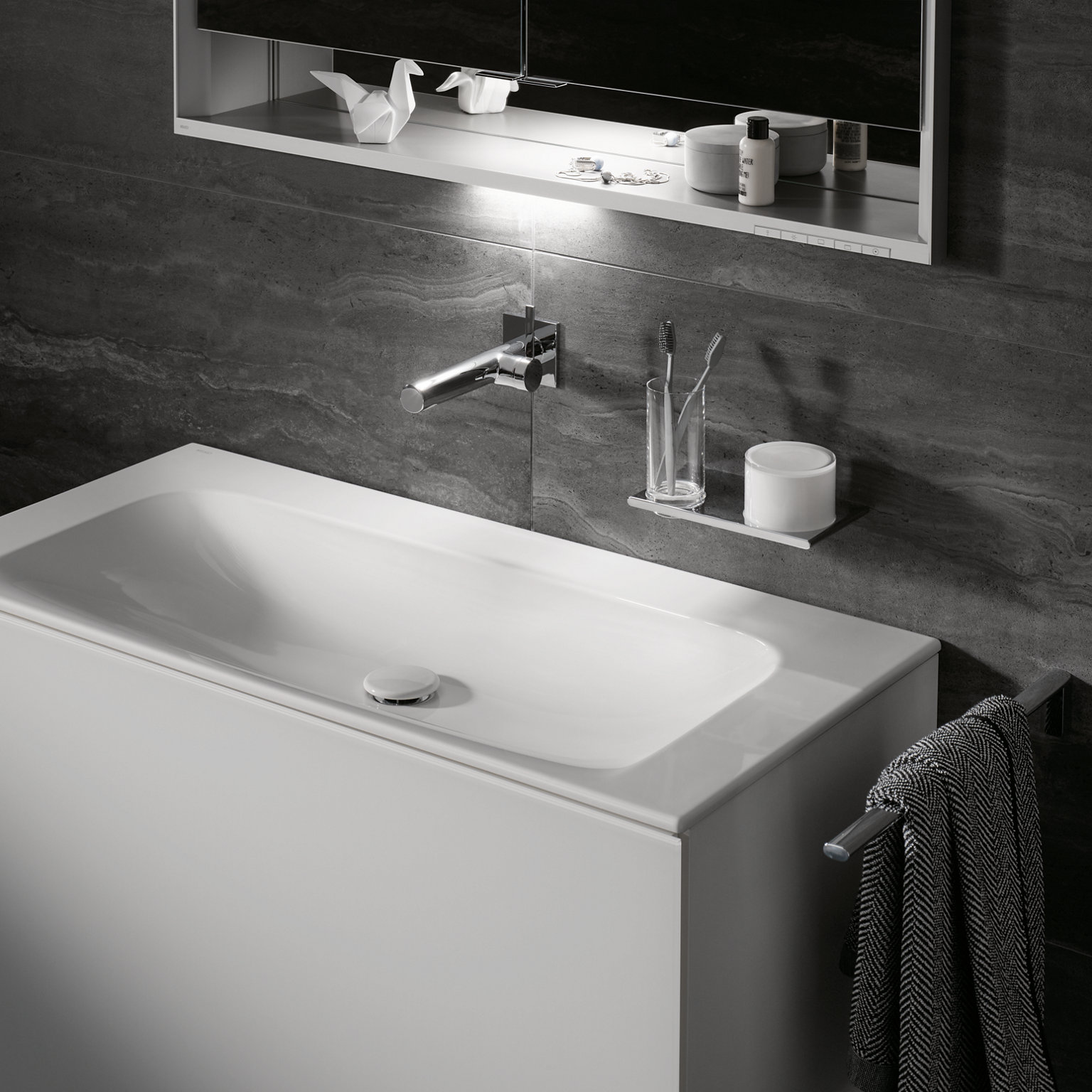 X-Line Waschtisch mit Waschtischunterbau, Royal Lumos Spiegelschrank sowie Edition 400 Handtuchhalter, Doppelglashalter und IXMO Armatur