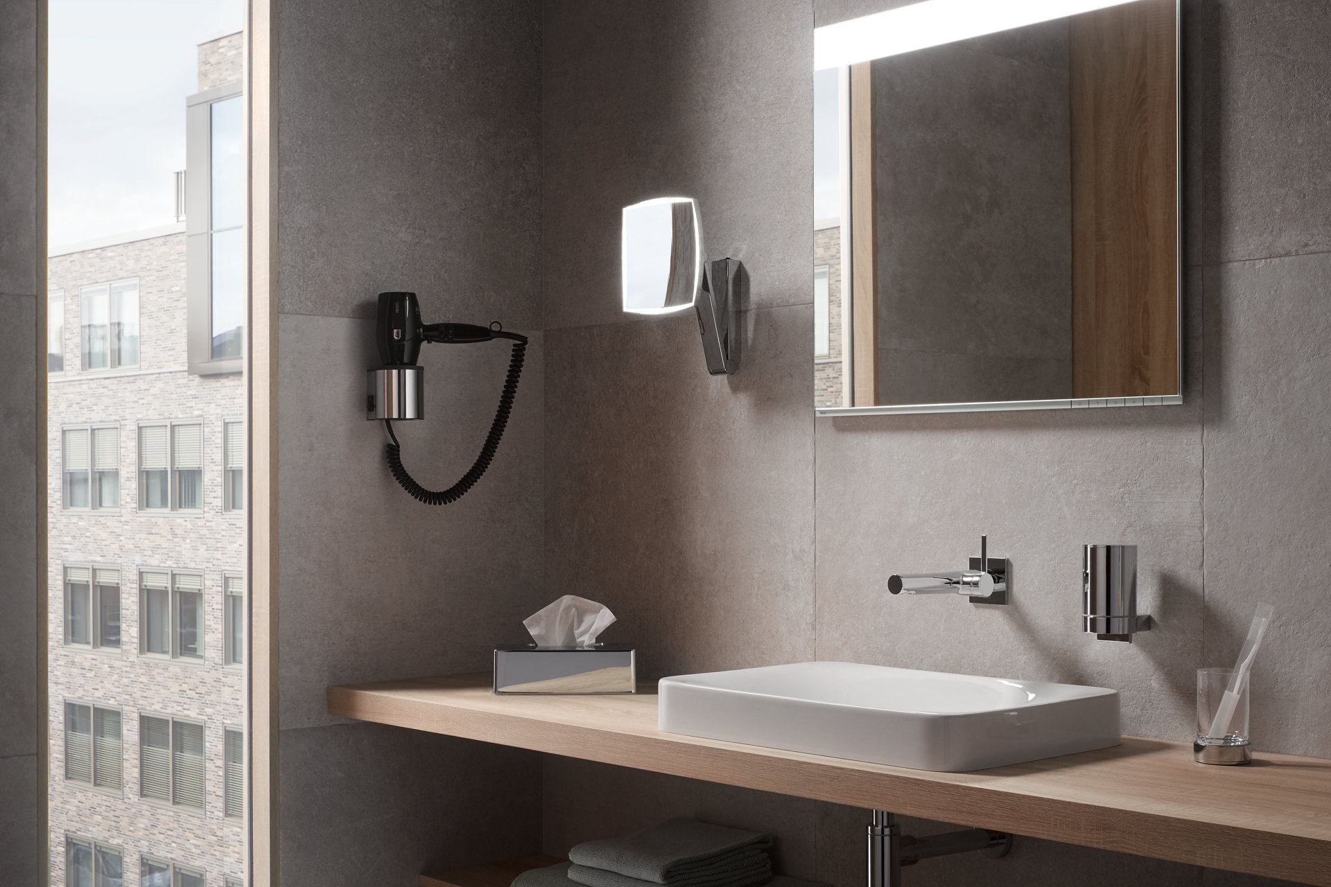 HyEdition 400 Waschtisch unter Edition 400 Lichtspiegel mit iLook_move, Lotionspender, Kosmetiktuchspender, Haartrockner und Glas