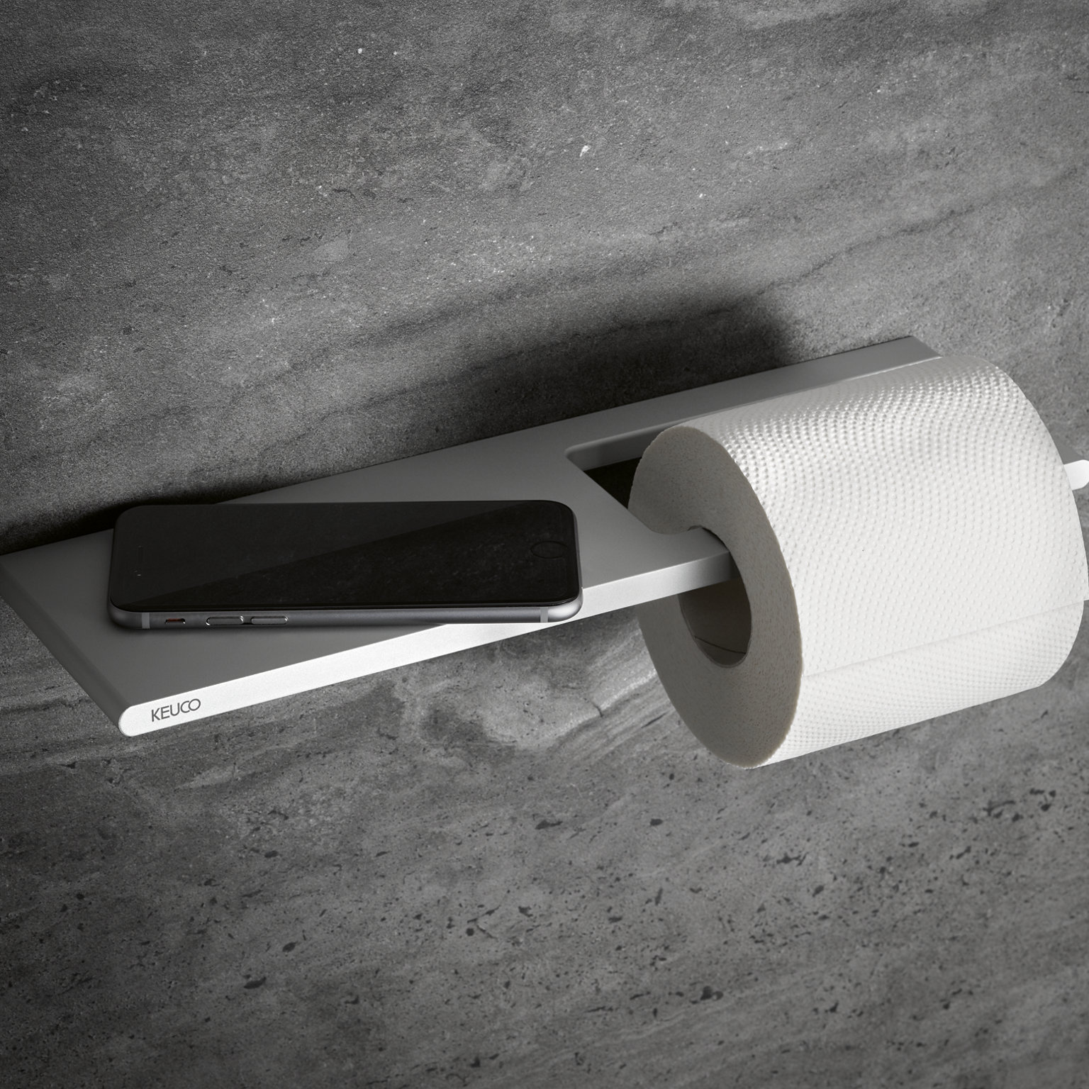 Handy auf der Edition 400 Ablage des Toilettenpapierhalters in Aluminium silber-eloxiert mit Papierrolle