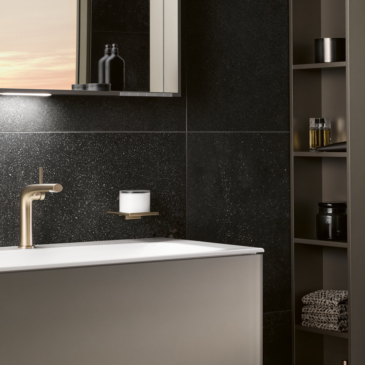 X-Line Badmöbel in Inox mit Edition 400 Waschtischmischer und Lotionspender in Bronze gebürstet