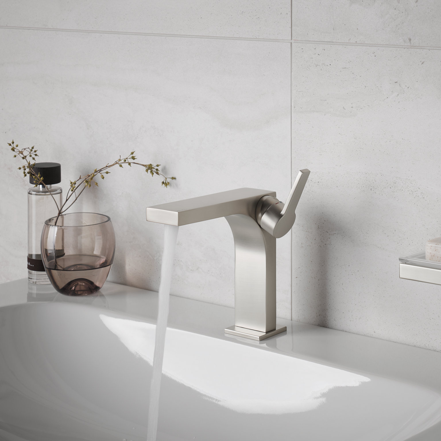 EDITION 11 Armatur in Nickel gebürstet mit Wasser
