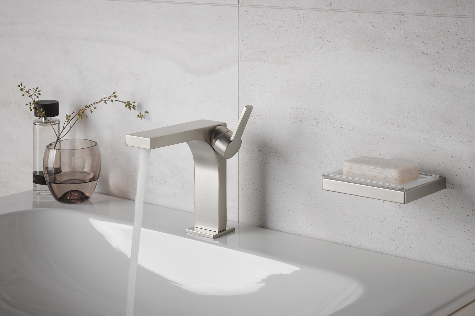 EDITION 11 Armatur in Nickel gebürstet mit Wasser
