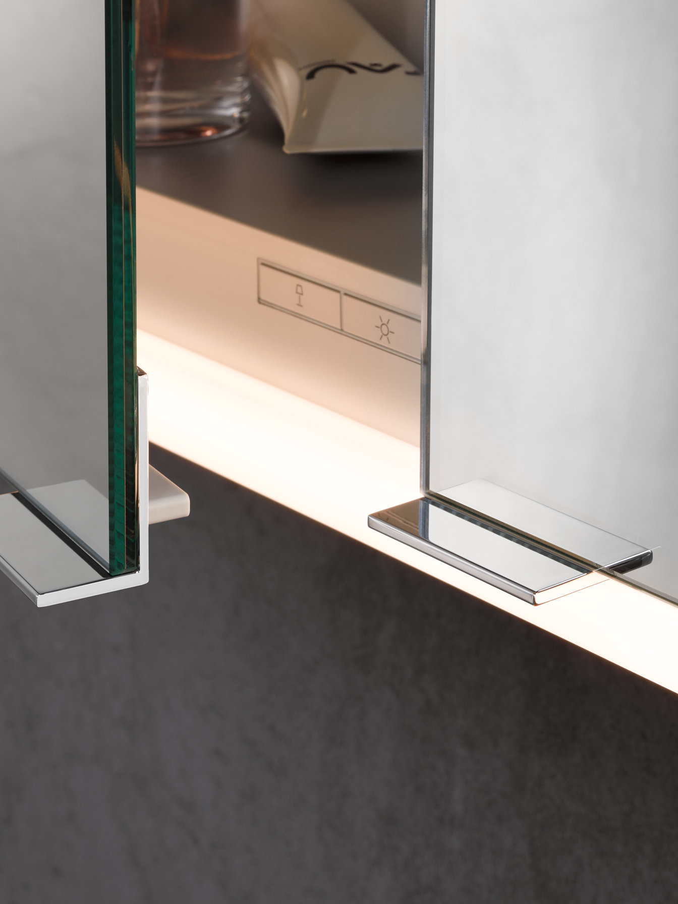 Detailaufnahme des Bedienfeldes mit rötlicher Beleuchtung und der Türgriffe des Royal Modular 2.0 Spiegelschranks