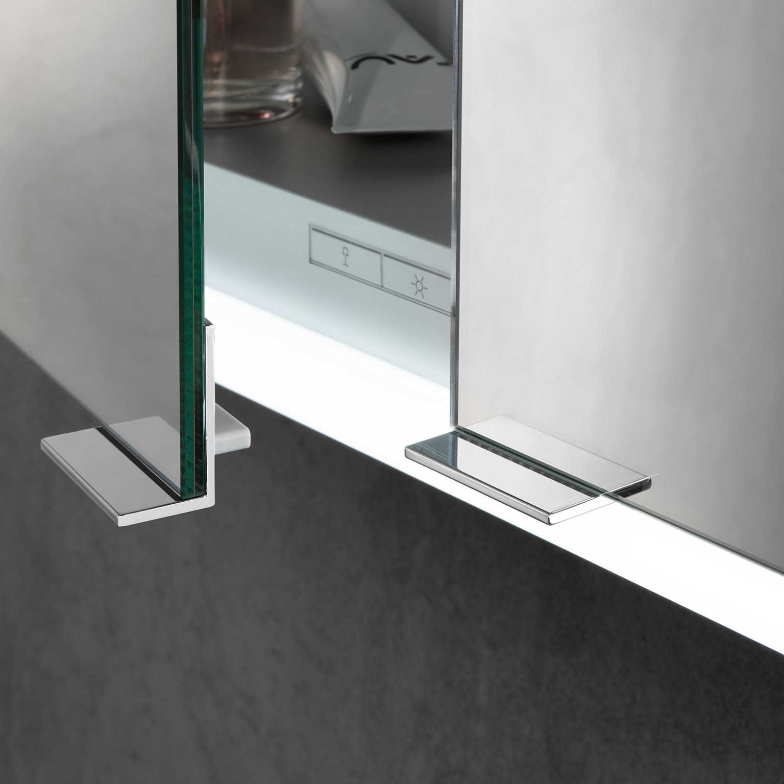 Detailaufnahme des Bedienfeldes mit bläulicher Beleuchtung und der Türgriffe des Royal Modular 2.0 Spiegelschranks