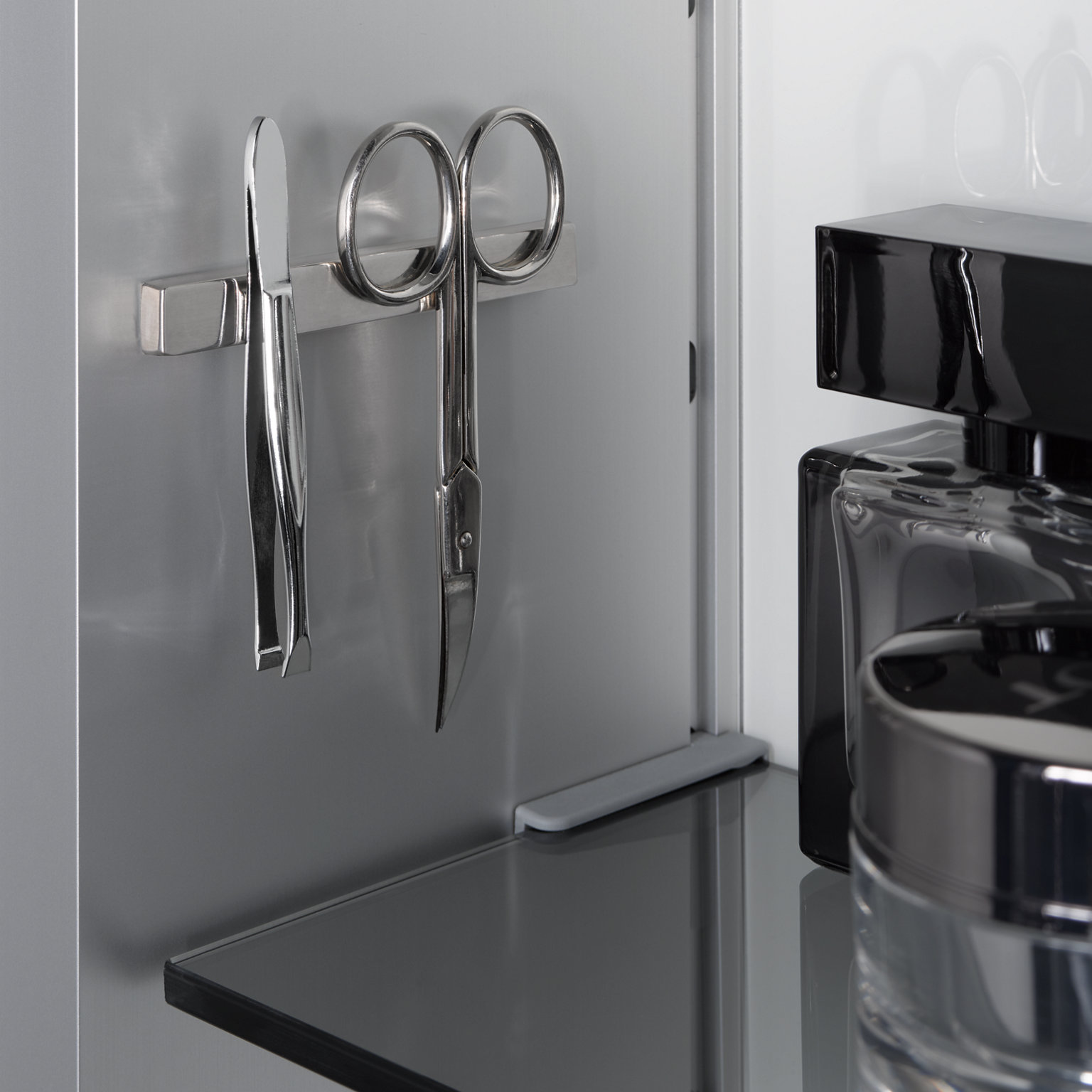 Magnetleiste zur Befestigung kleinerer Metallutensilien im Royal Modular 2.0 Spiegelschrank