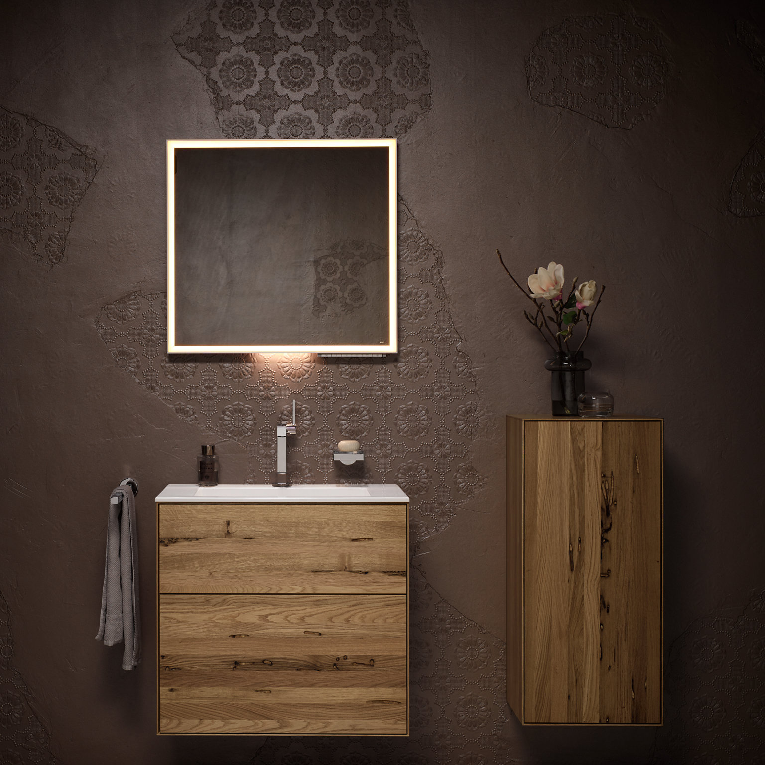 Edition Lignatur Waschtischunterbau und Mittelschrank in Eiche mit Royal Lumos Lichtspiegel und Edition 90 Accessoires