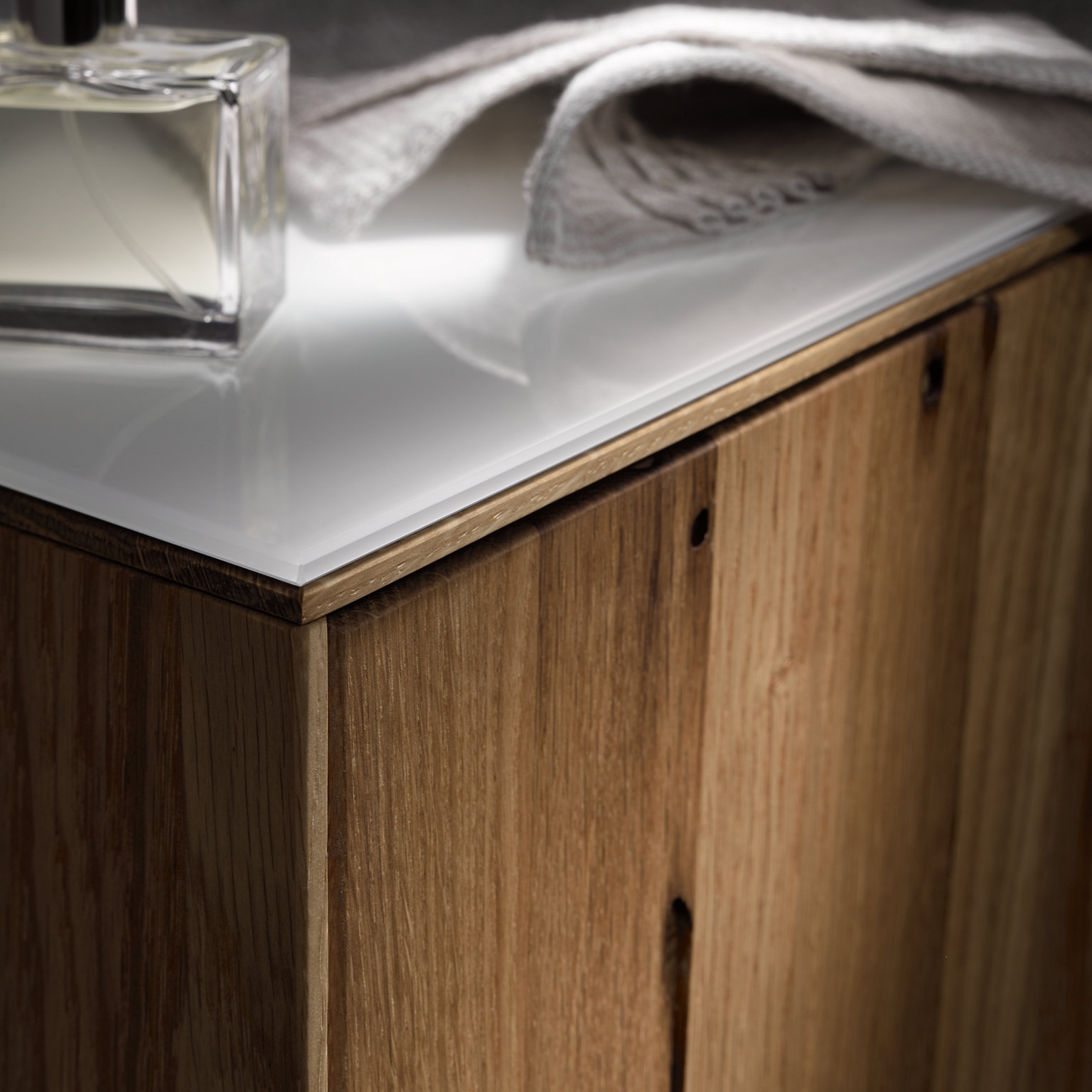 Edition Lignatur Waschtischunterschrank in Eiche Wild Weiß mit weißer Abdeckplatte im Detail