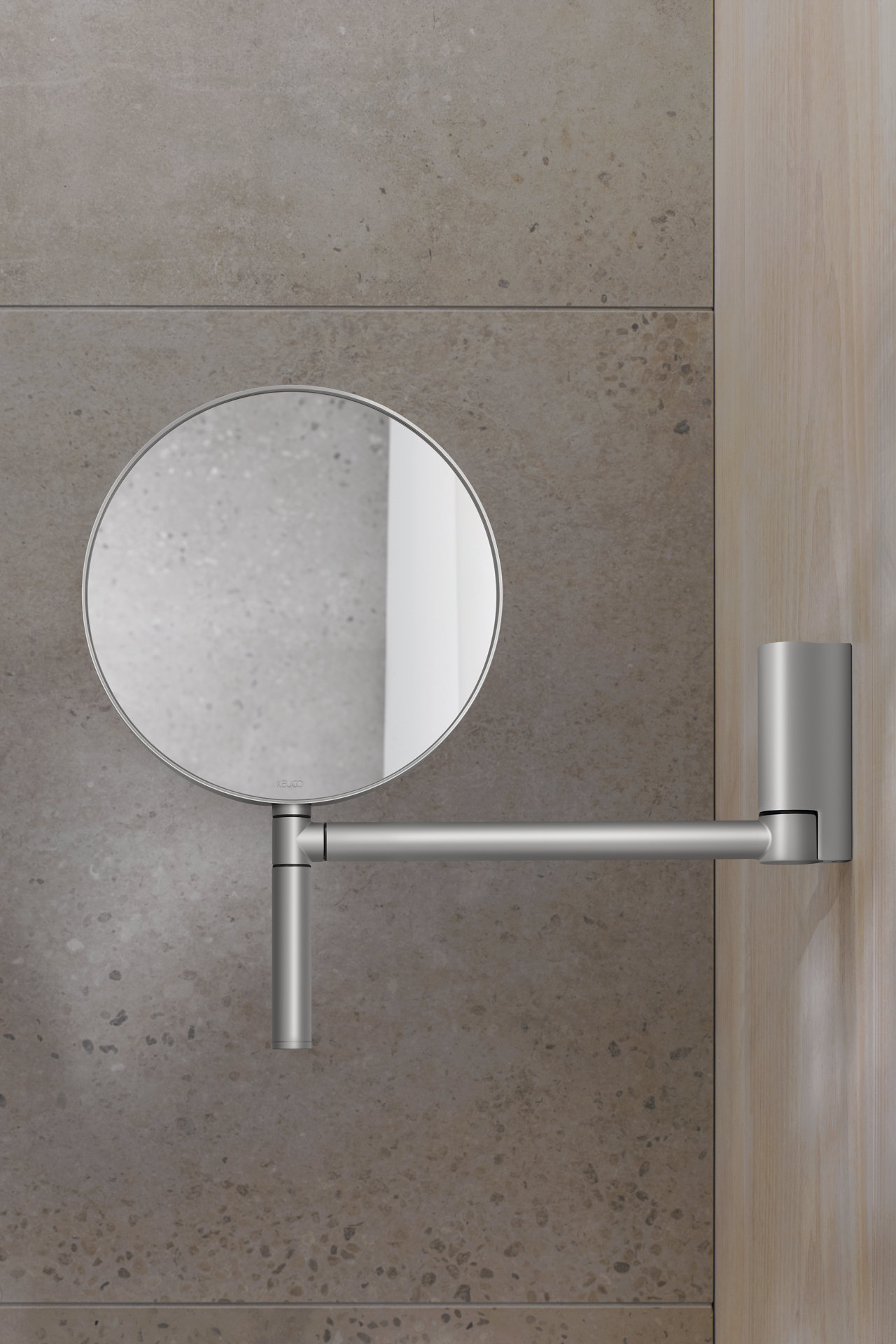 Kosmetikspiegel der Collection Plan in Aluminium, an der Wand befestigt