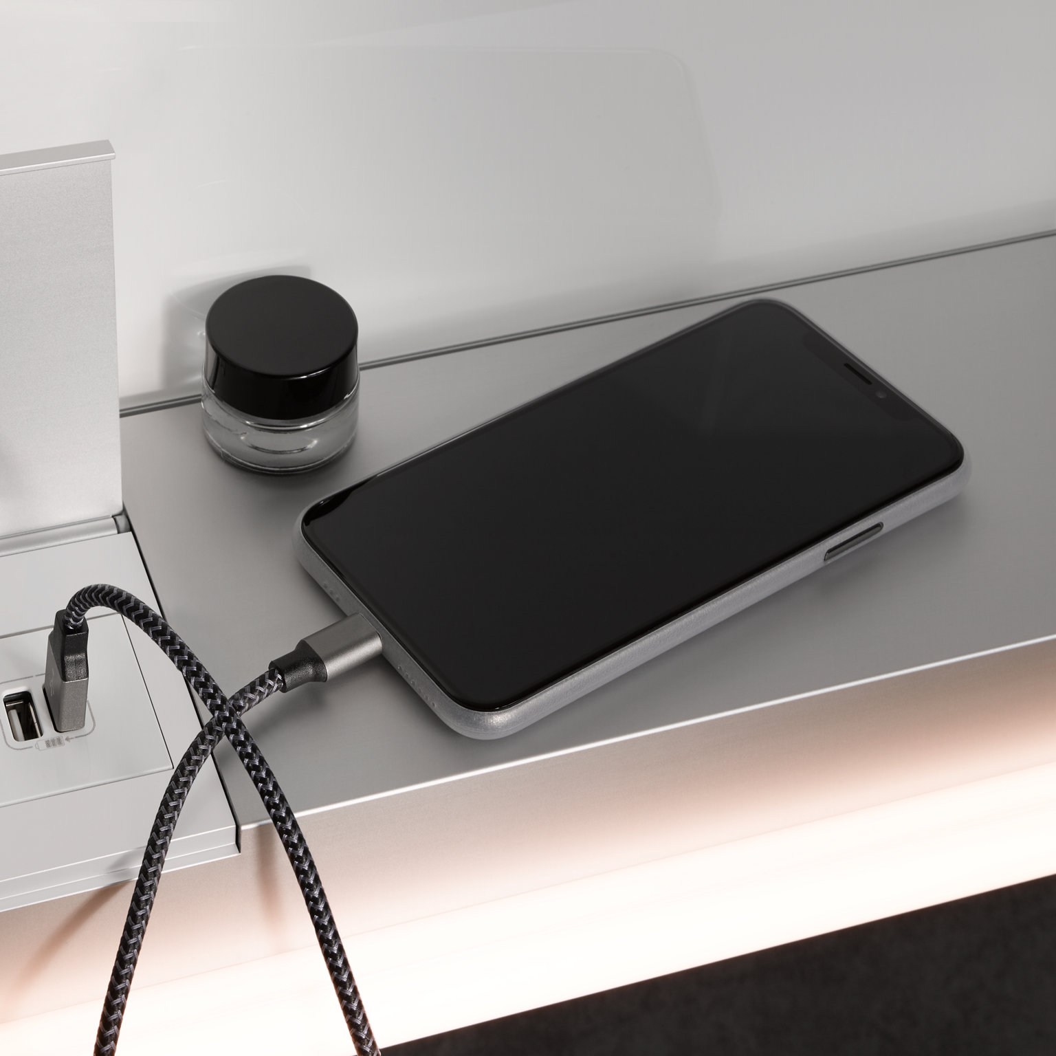 Handy an der Doppel-USB-Ladestelle im beleuchteten Spiegelschrank Royal Modular 