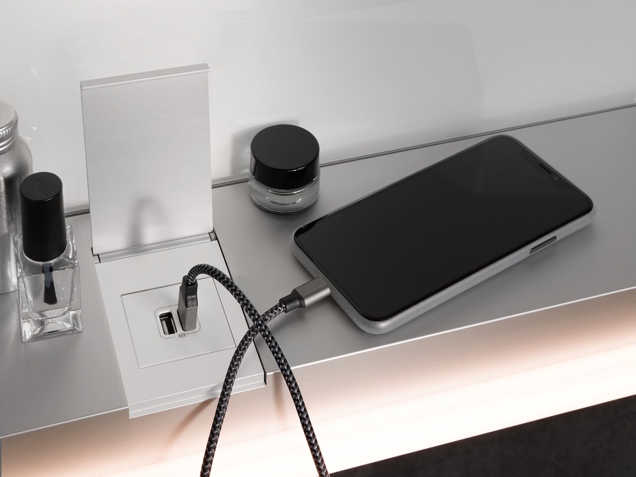 Handy an der Doppel-USB-Ladestelle im beleuchteten Spiegelschrank Royal Modular 