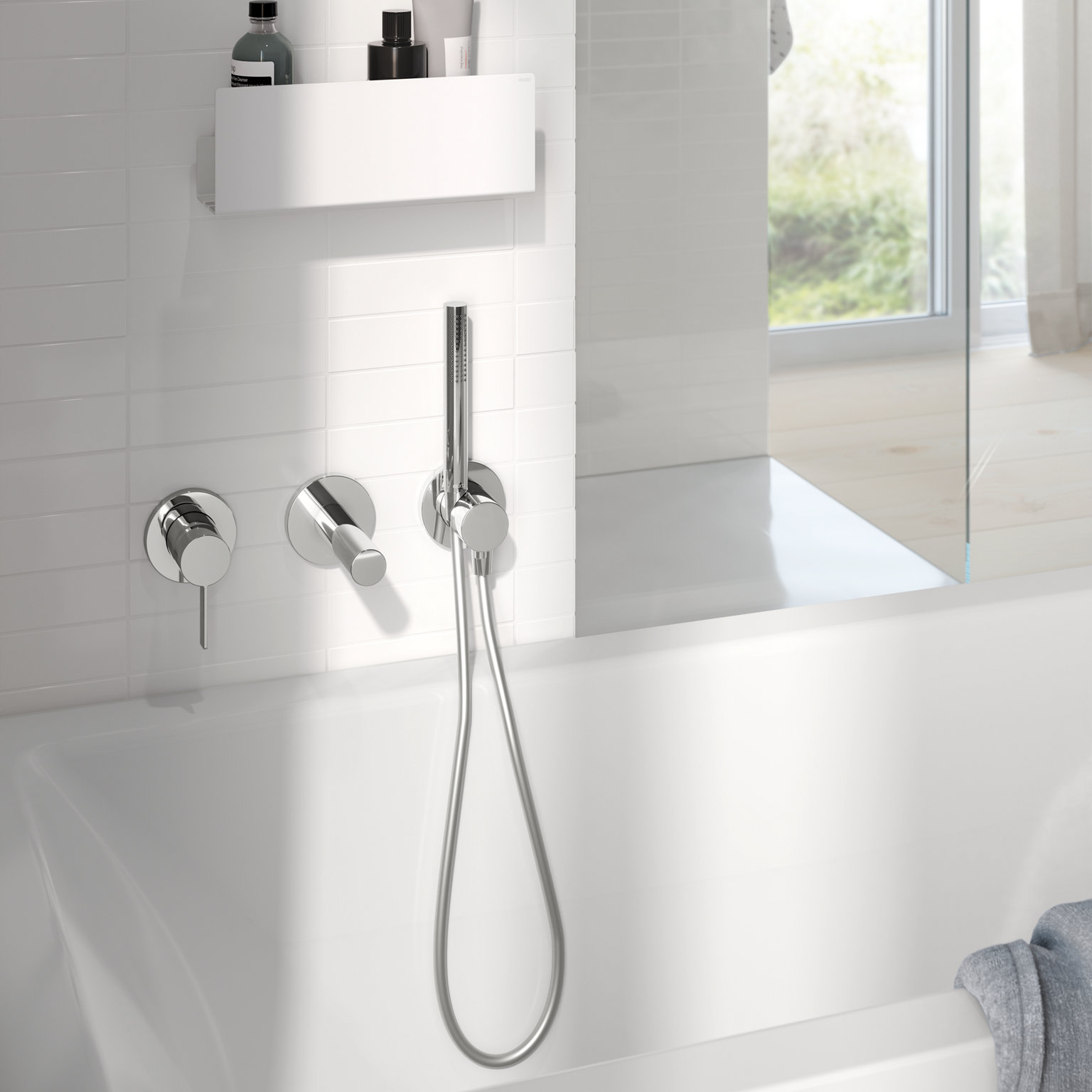 Badewanne mit weißer Duschablge 