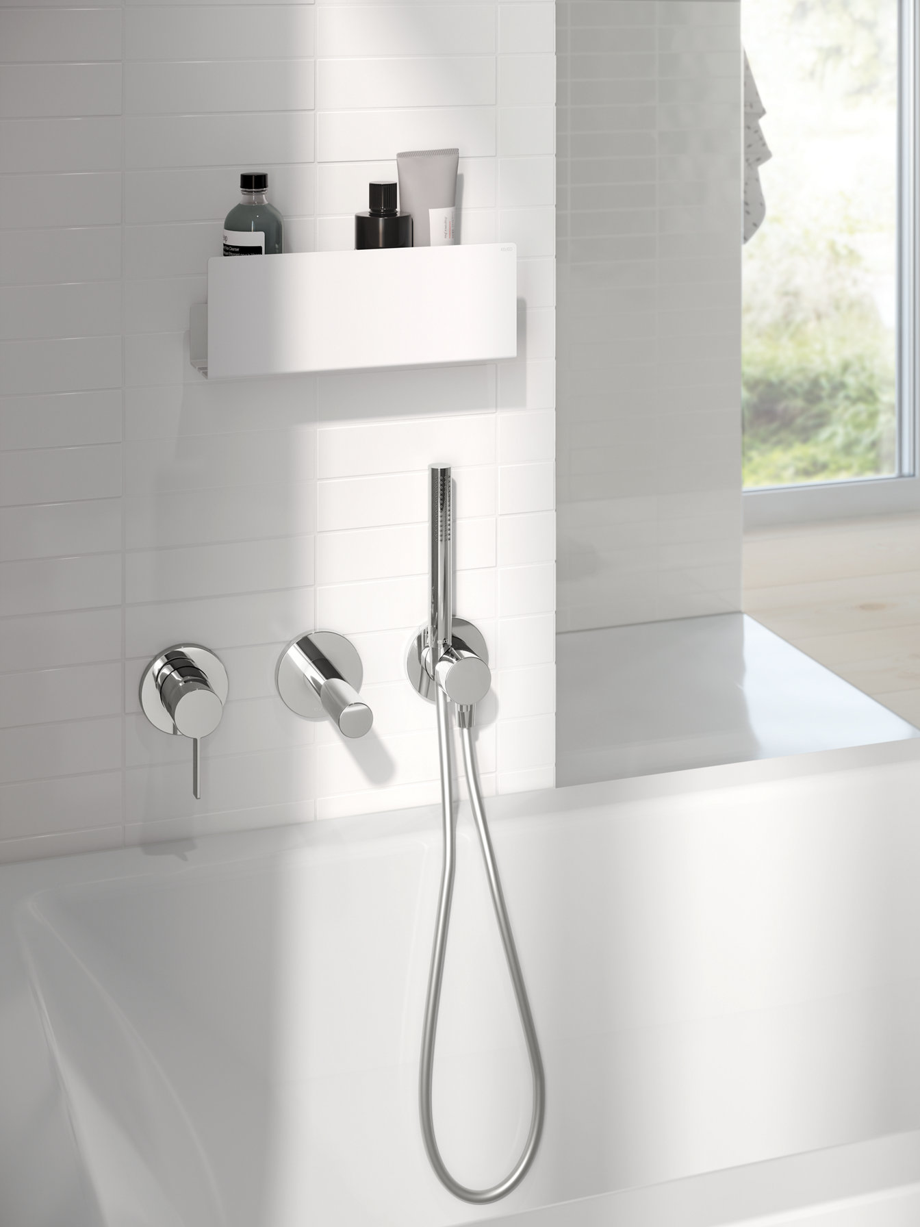 Badewanne mit weißer Duschablge 