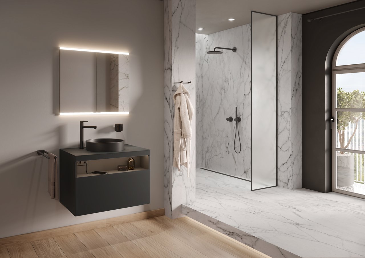 Royal Modular 2.0 Spiegelschrank über einem schwarzen Stageline Waschtisch und Unterschrank, schwarze Reva Accessoires und IXMO Armaturen