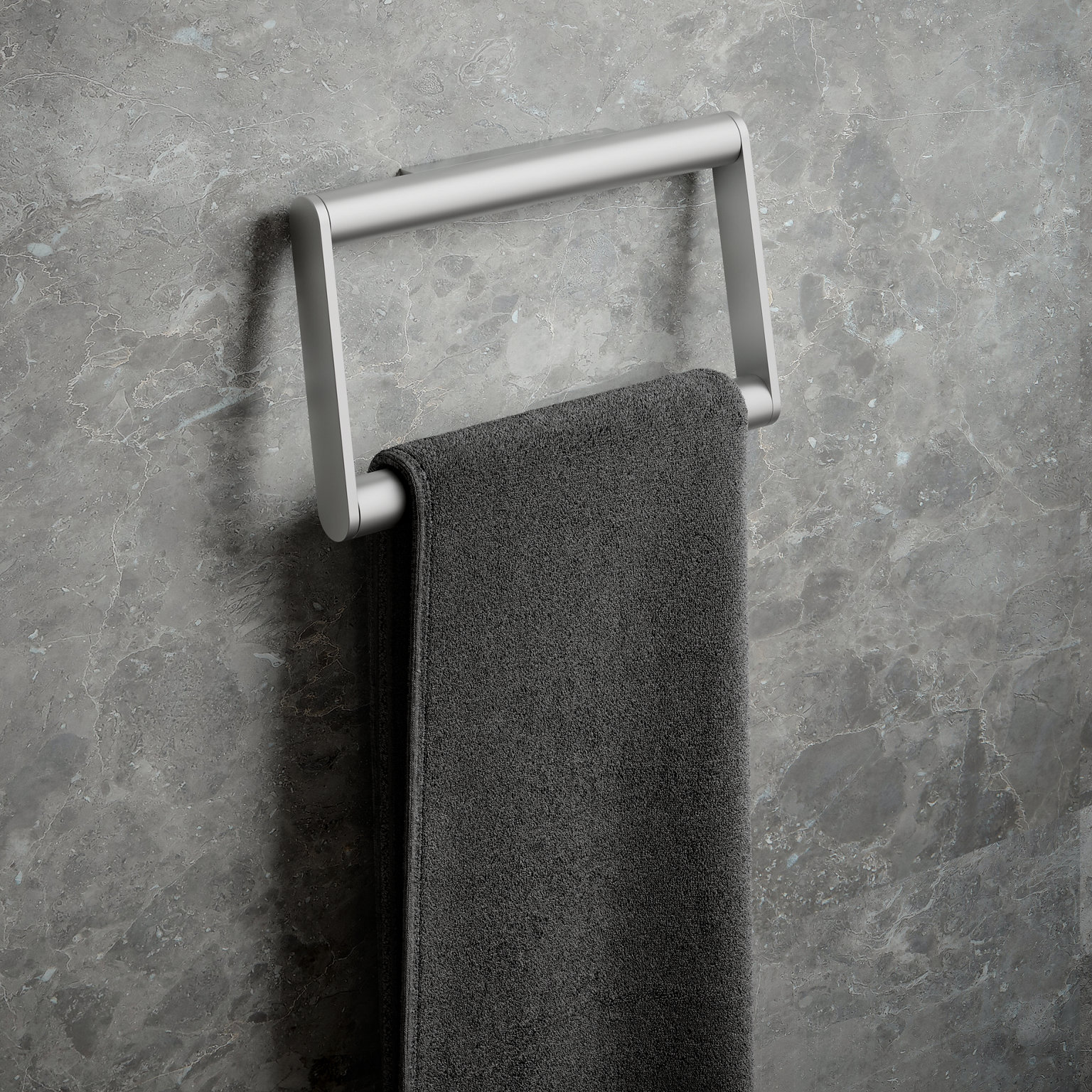 Handtuchring der Collection Plan in Aluminium silber eloxiert mit Handtuch