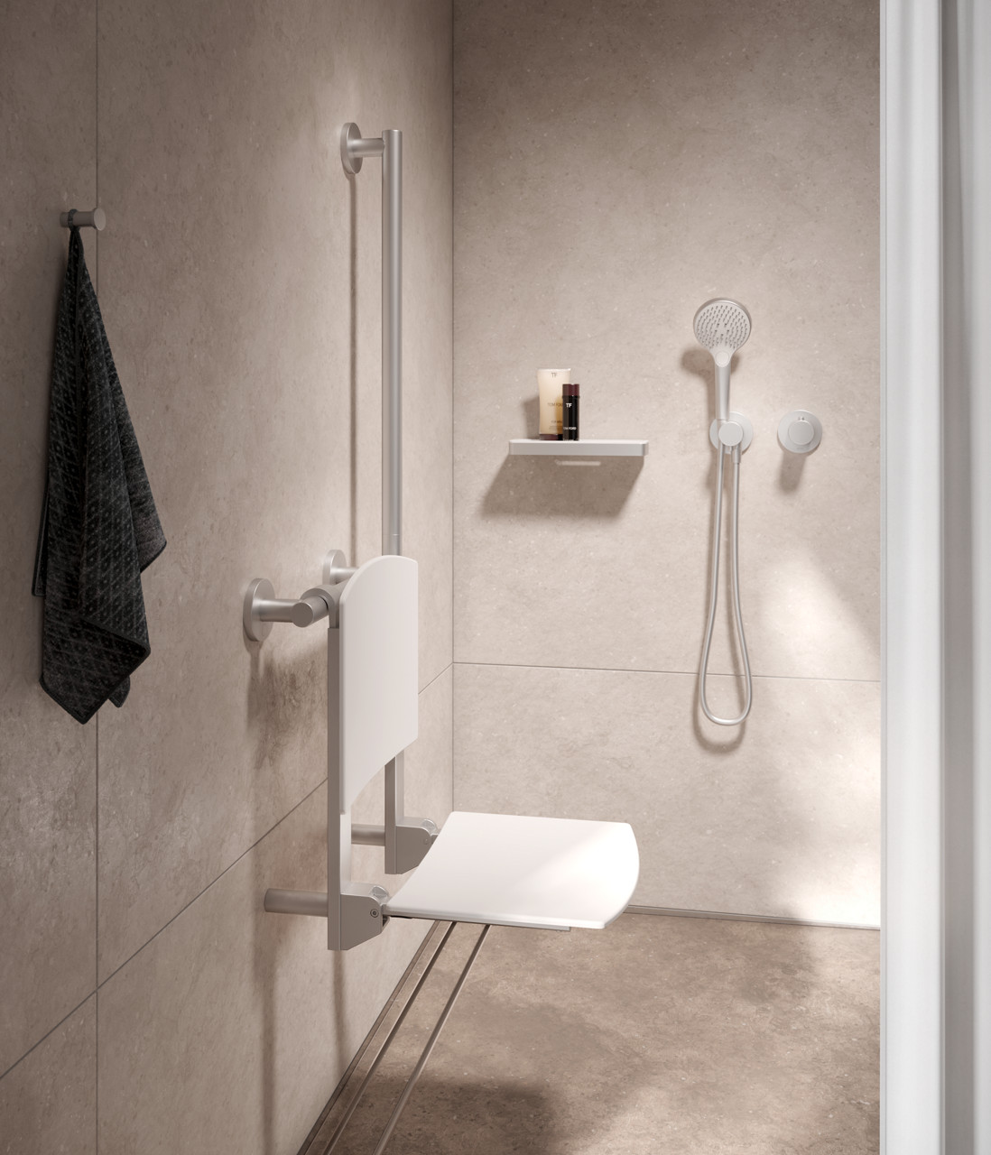 Weißer Plan Care Klappsitz in der Dusche mit Armaturen und Accessoires in Aluminium finish