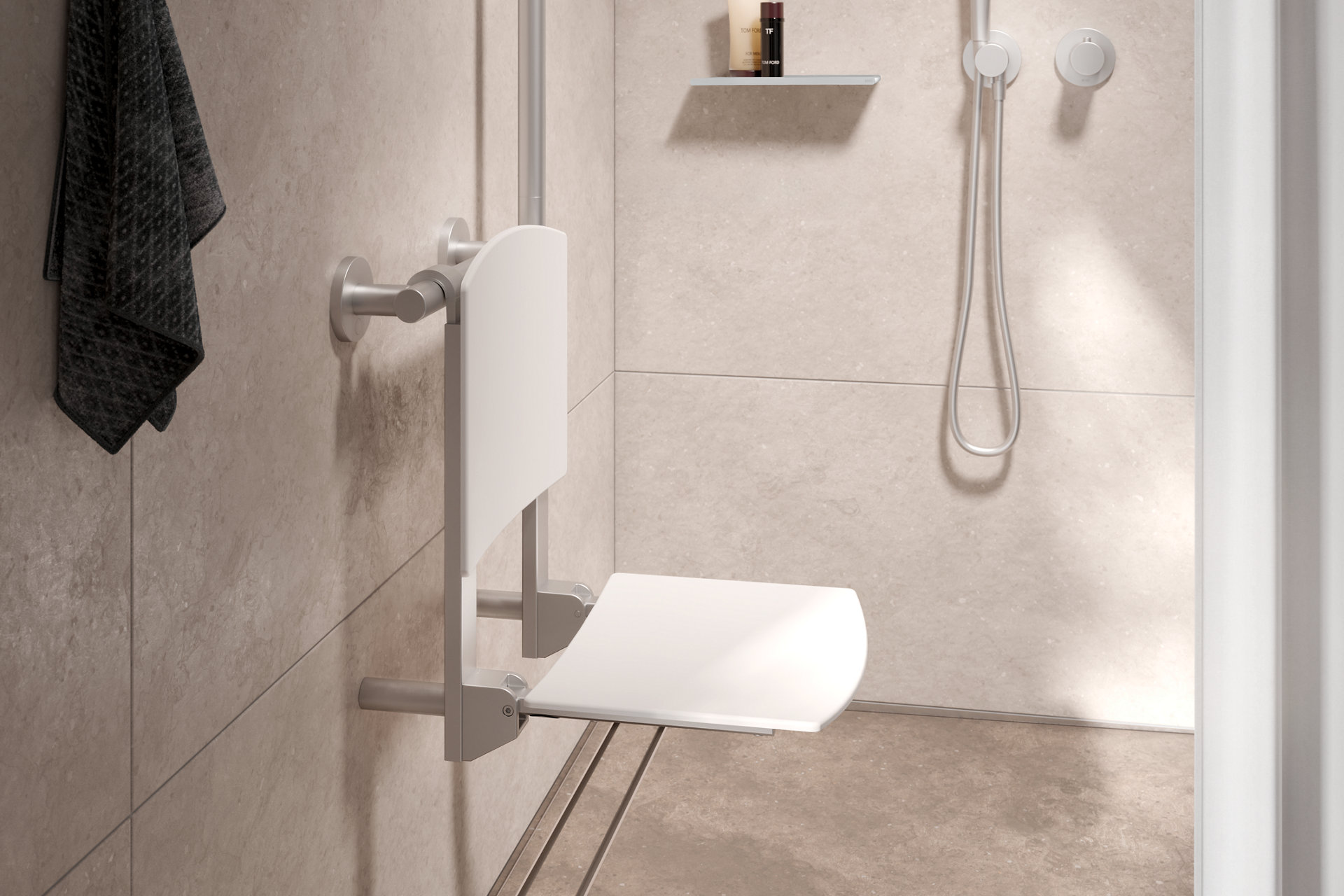 Weißer Plan Care Klappsitz in der Dusche mit Armaturen und Accessoires in Aluminium finish