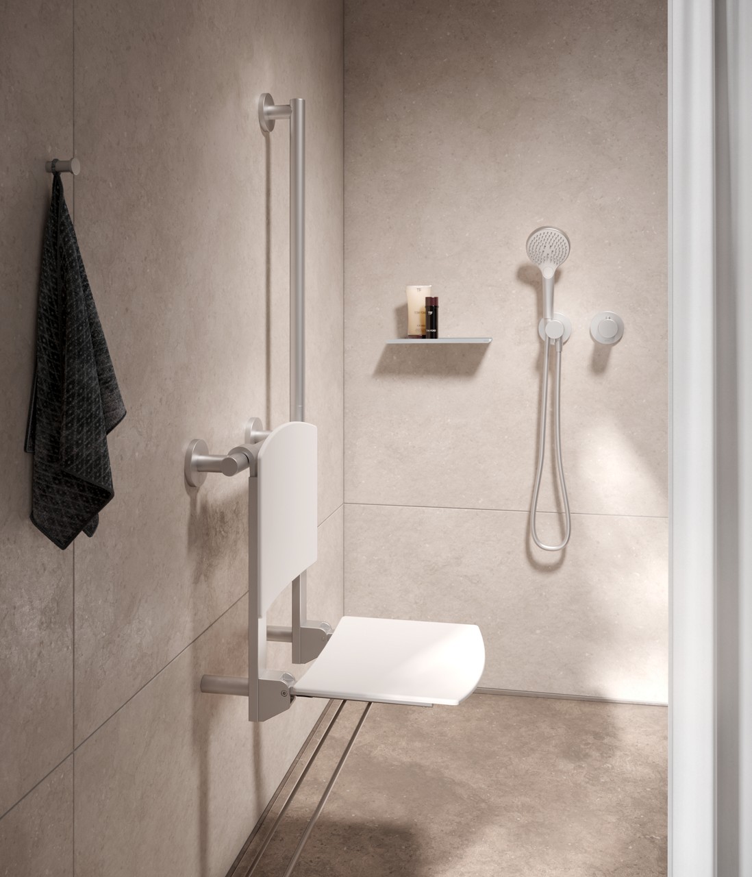 Weißer Plan Care Klappsitz in der Dusche mit Armaturen und Accessoires in Aluminium finish