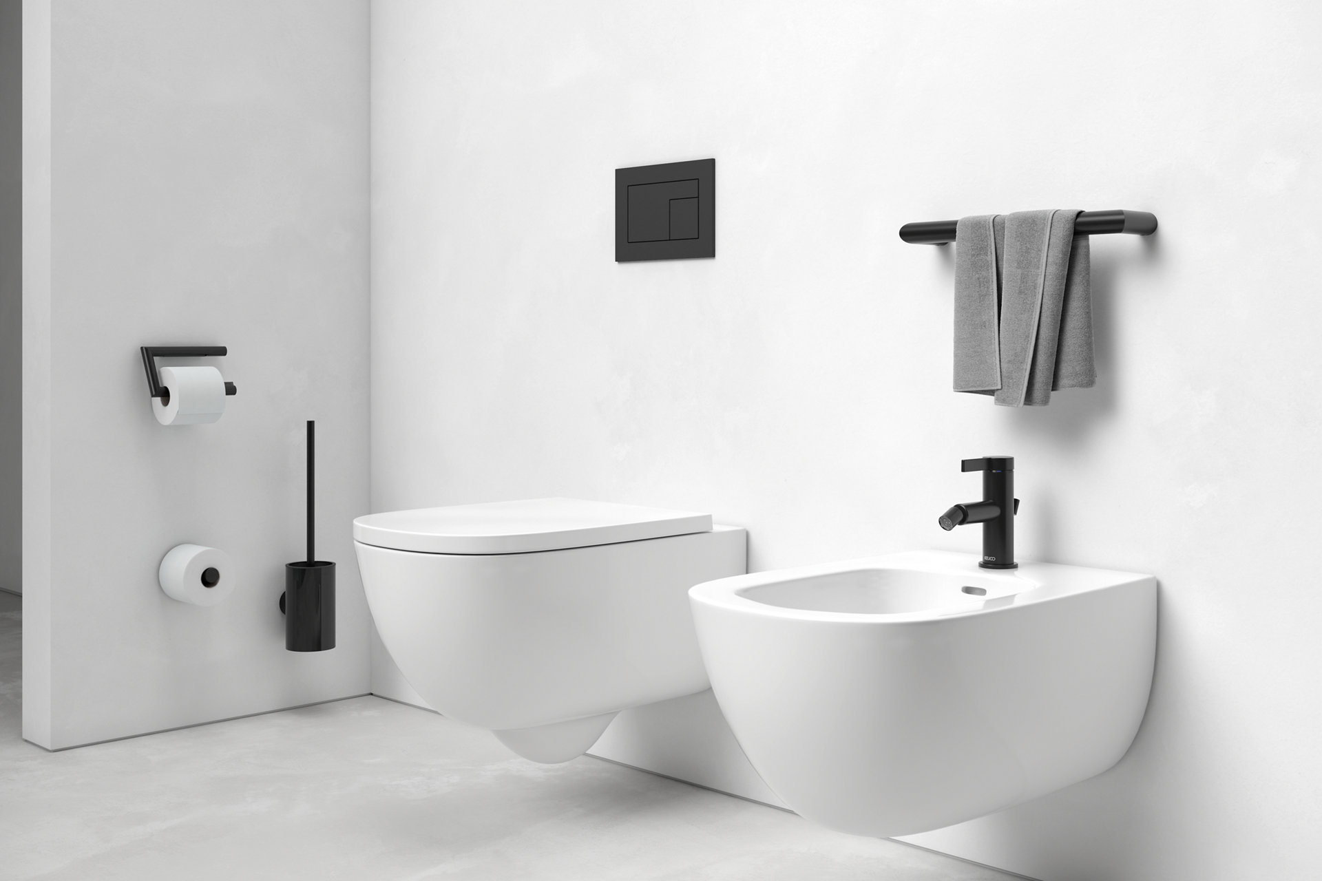 Schwarze Toilettenbürstengarnitur, Toilettenpapierhalter, Ersatzrollenhalter und Badetuchhalter Collection Plan, mit Bidetmischer IXMO Pure