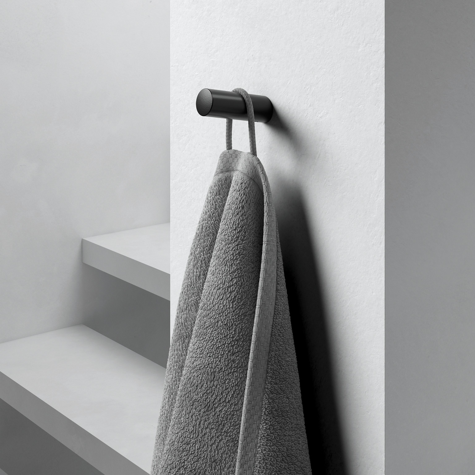 Schwarzer Handtuchhaken der Collection Reva mit Handtuch